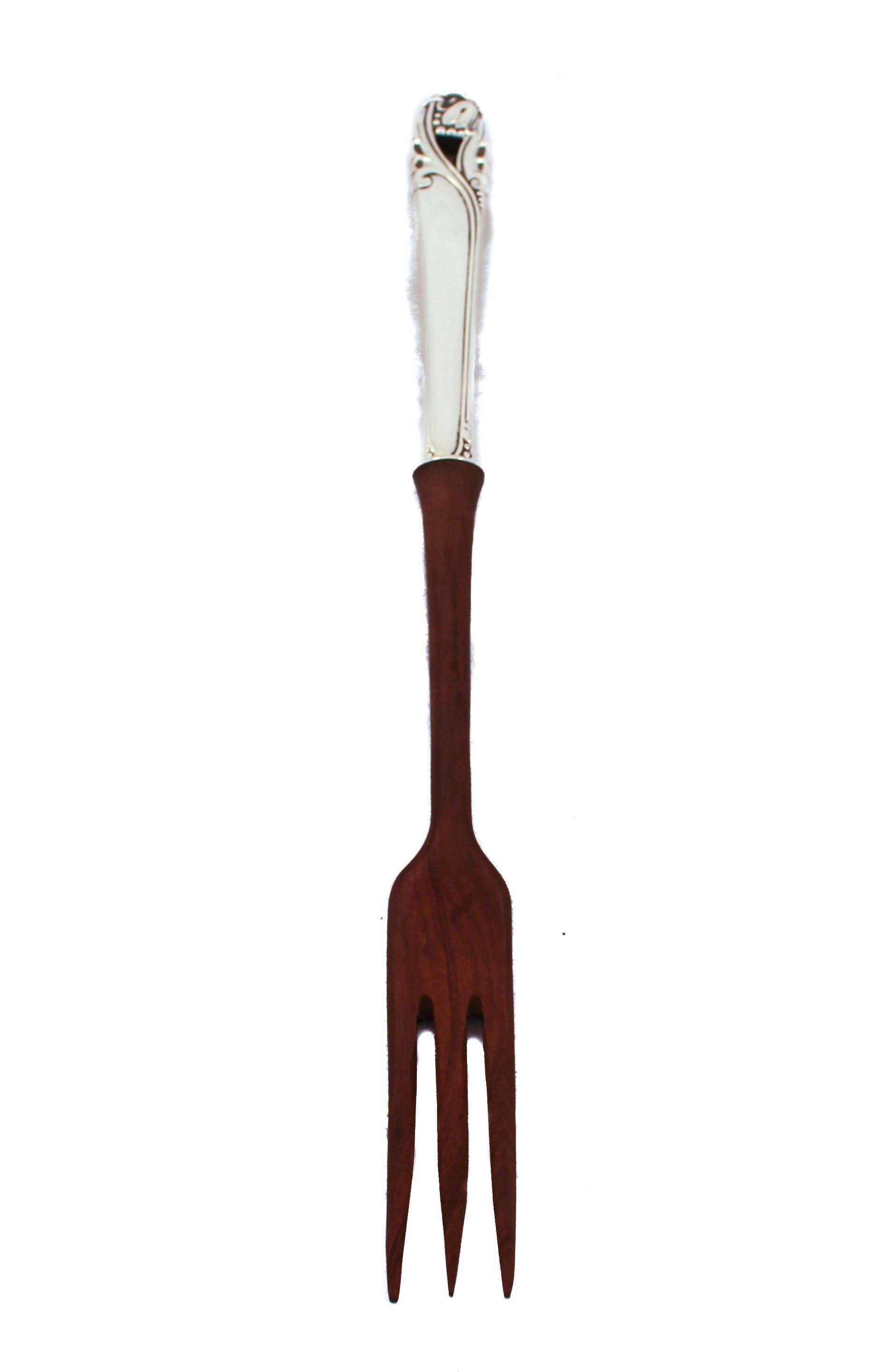 Nos complace ofrecerte este juego de tenedor y cuchara de ensalada de plata de ley con el diseño 