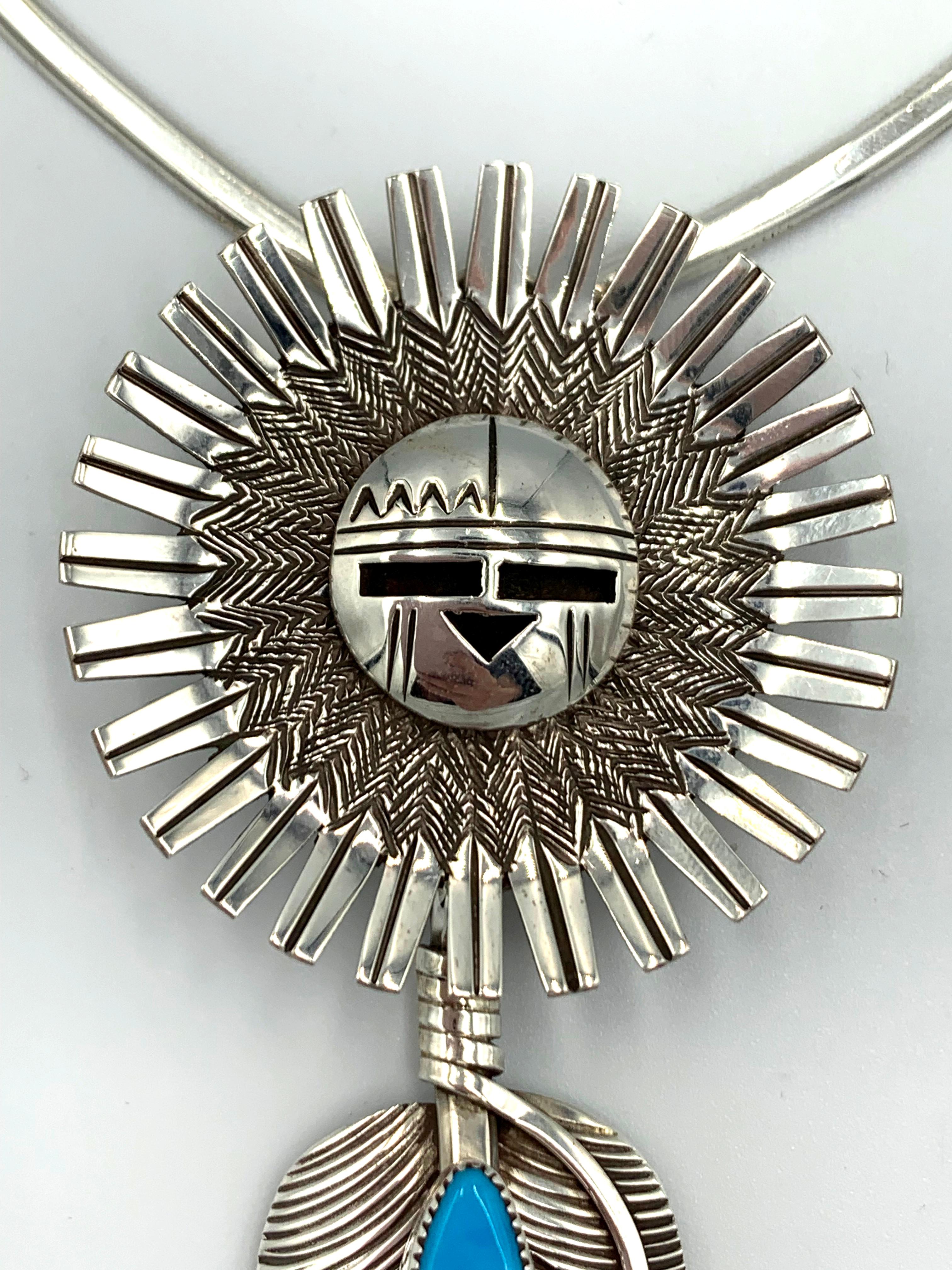 Amérindien Collier/Broche Sunface and Feather de l'orfèvre Navajo Nelson Morgan en vente