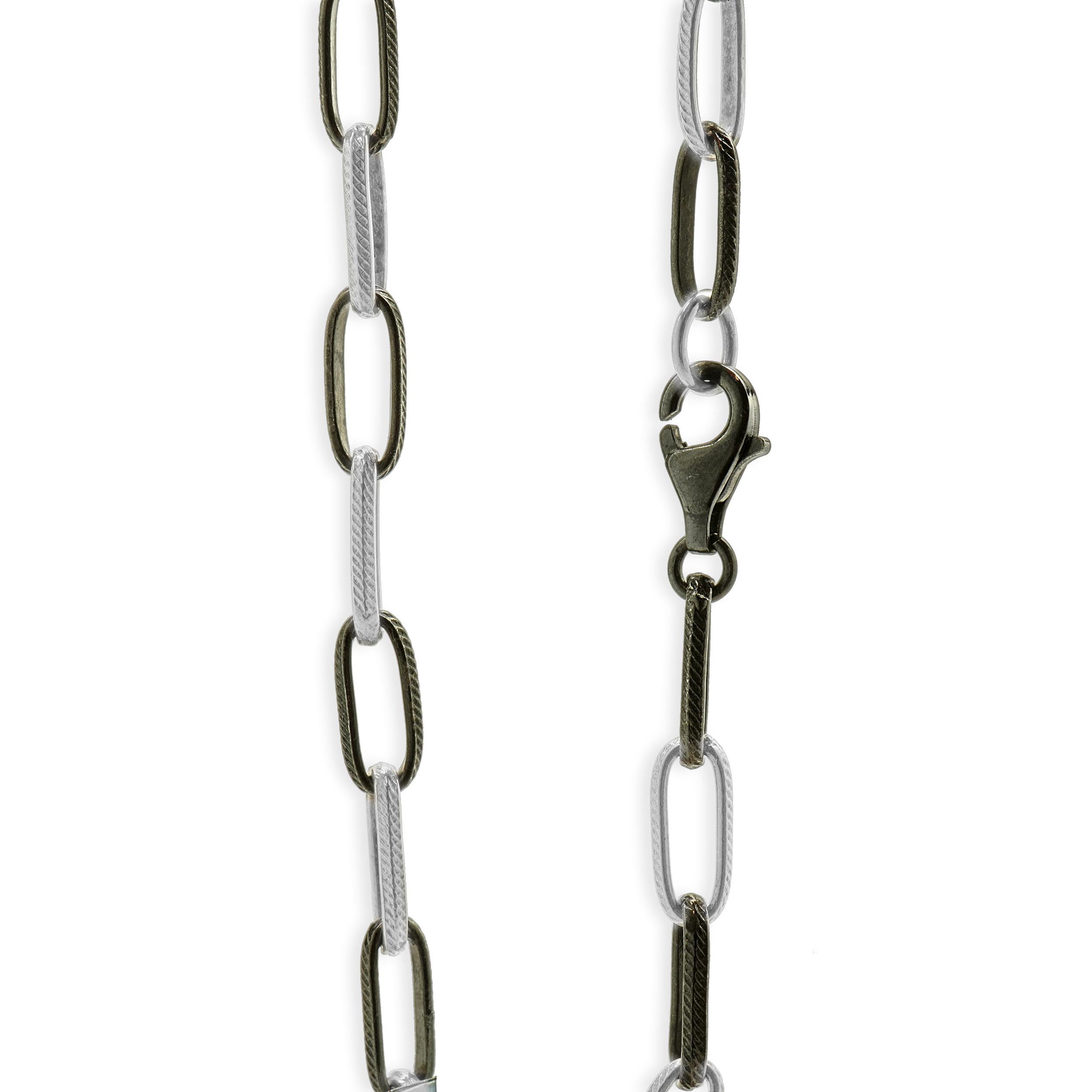 Concepteur : personnalisé
Matière : Argenté
Dimensions : le collier mesure 15,75 pouces de long.
Poids : 15,77 grammes

