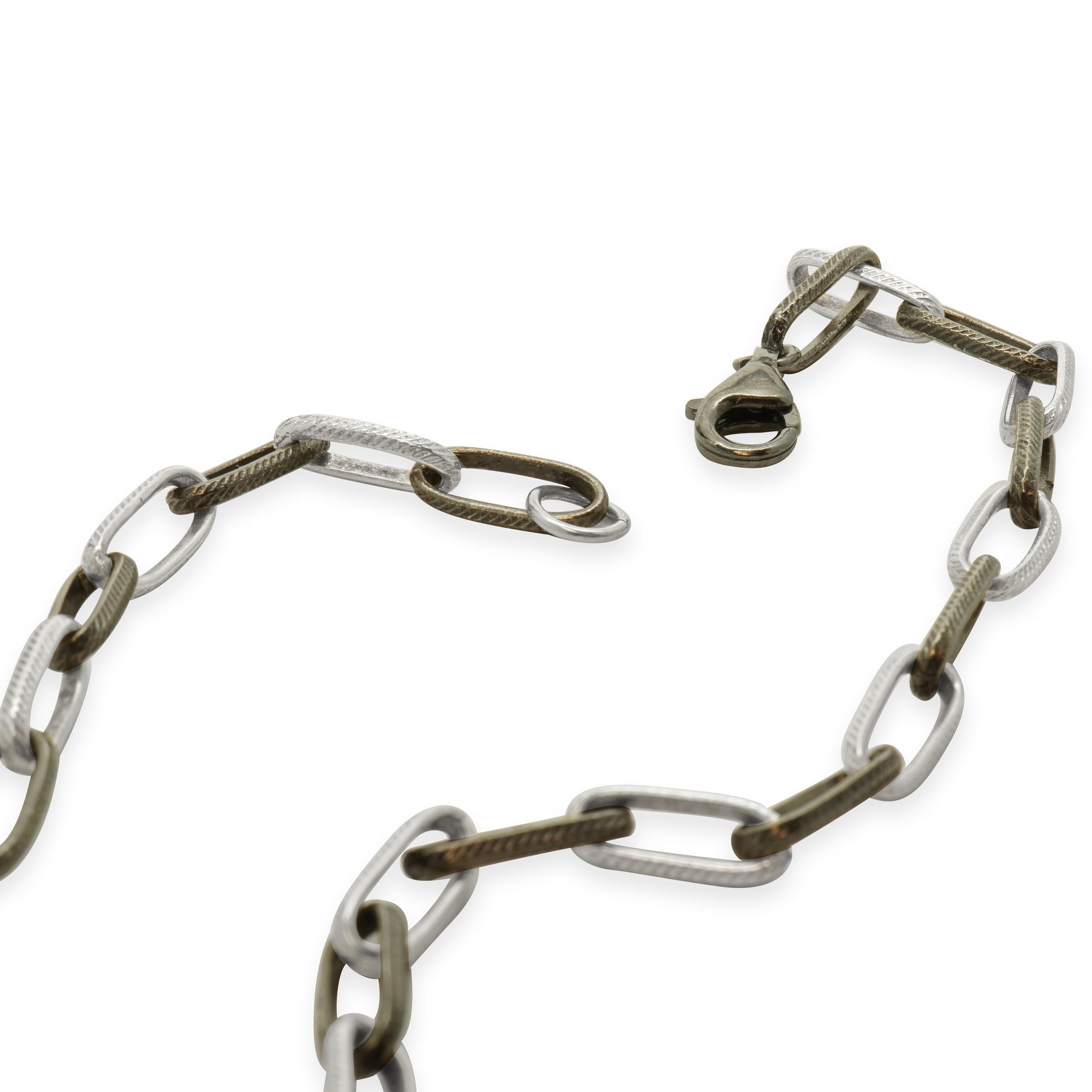 Collier à maillons alternés anodisés en forme de trombones texturés en acier inoxydable Excellent état - En vente à Scottsdale, AZ