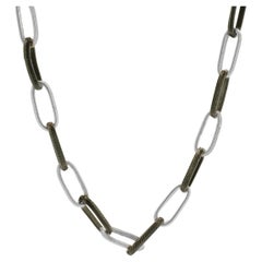 Collar de Eslabones Anodizados Alternantes con Pinza de Papel en Plata de Ley