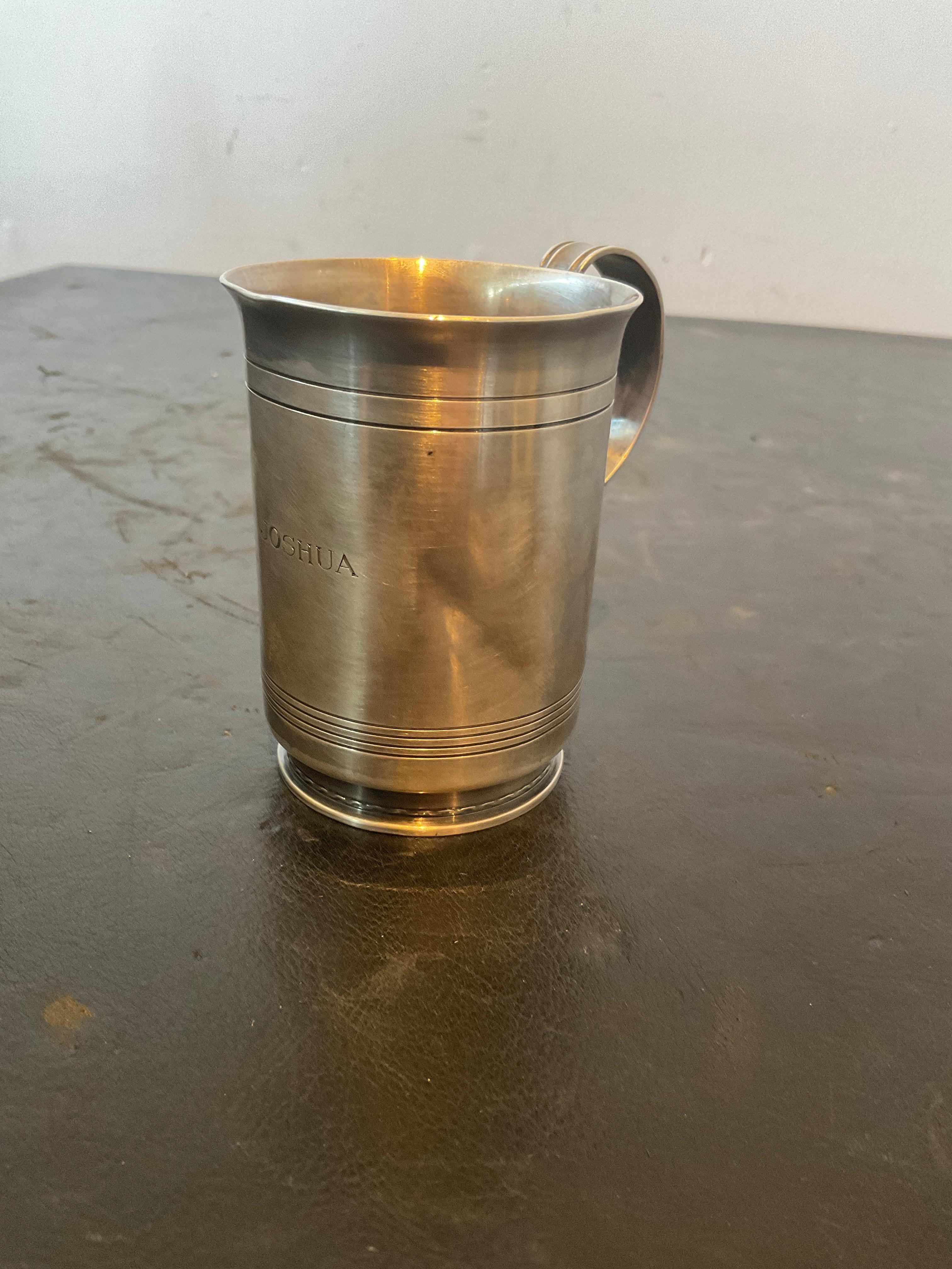 Tazza Tiffany in sterling con iscrizione Joshua. Piega nella tazza come si vede nelle immagini. Un bel peso per questo pezzo.