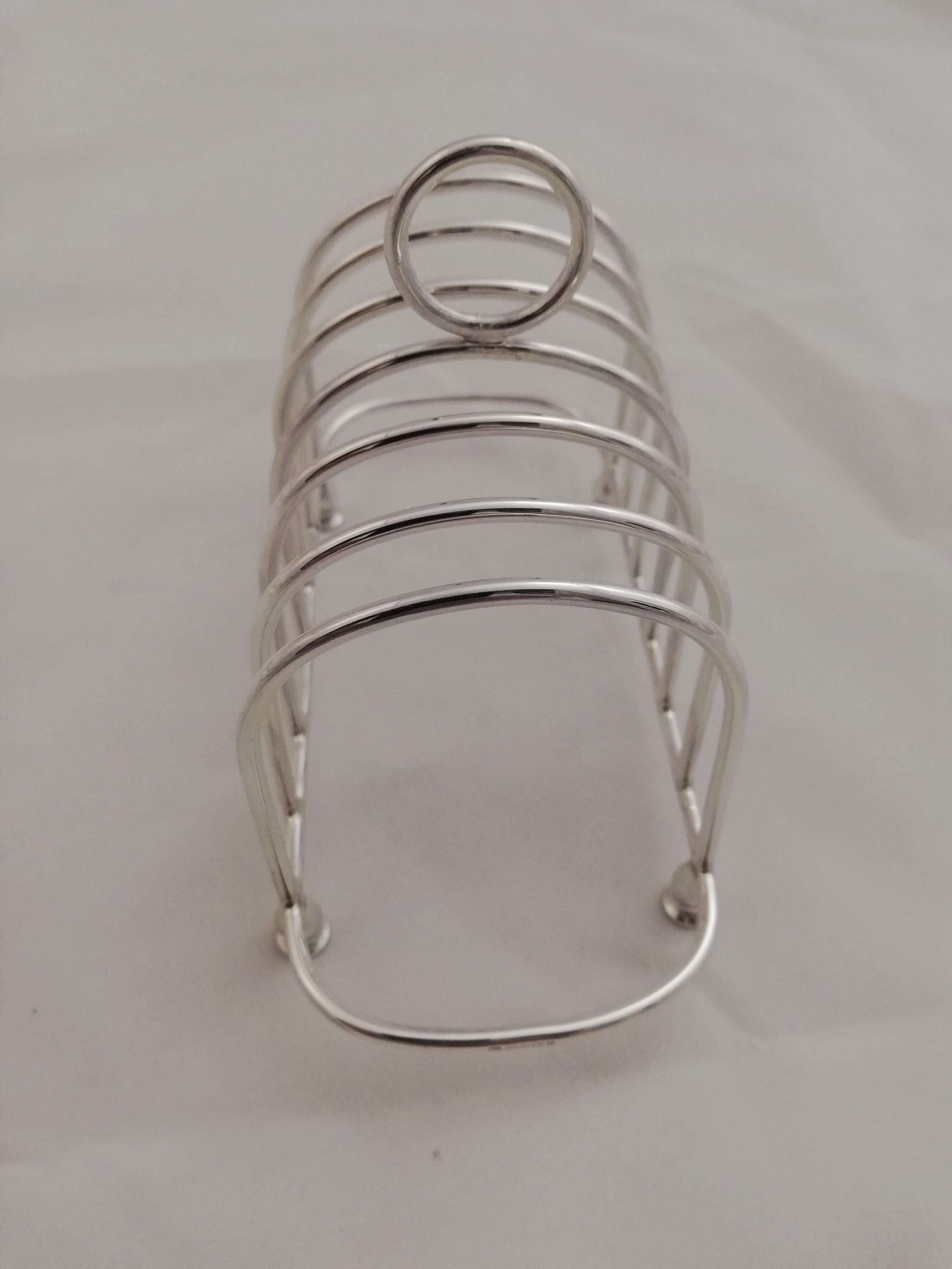 This handy, sterling silver toast rack is usable up to 6 slices. Of course it would also be suitable as a napkinholder.
 