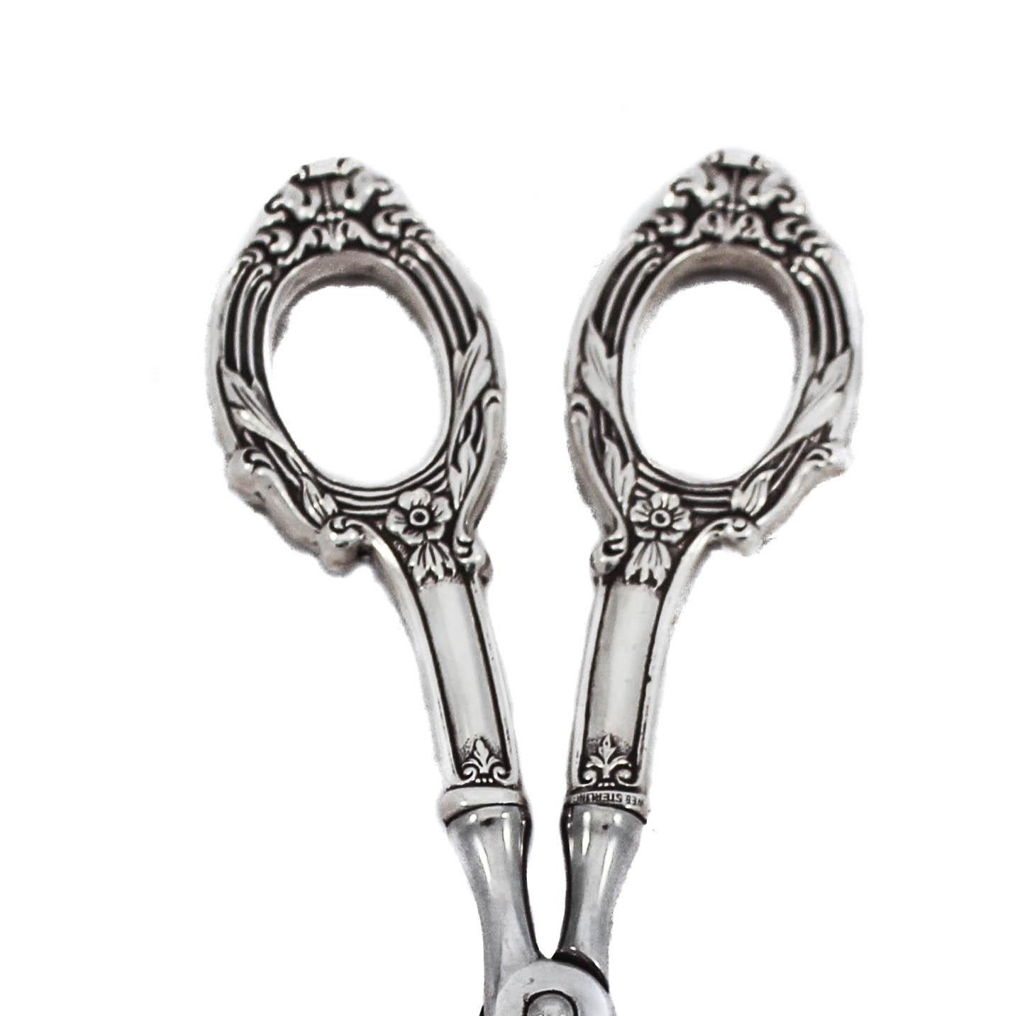 Being offered is a sterling silver salad tongs by the Webster Silver Company. The handle has a floral motif with leaves while the actual tongs are smooth and sleek. So beautiful and so practical at the same time, it’s a win-win all around!