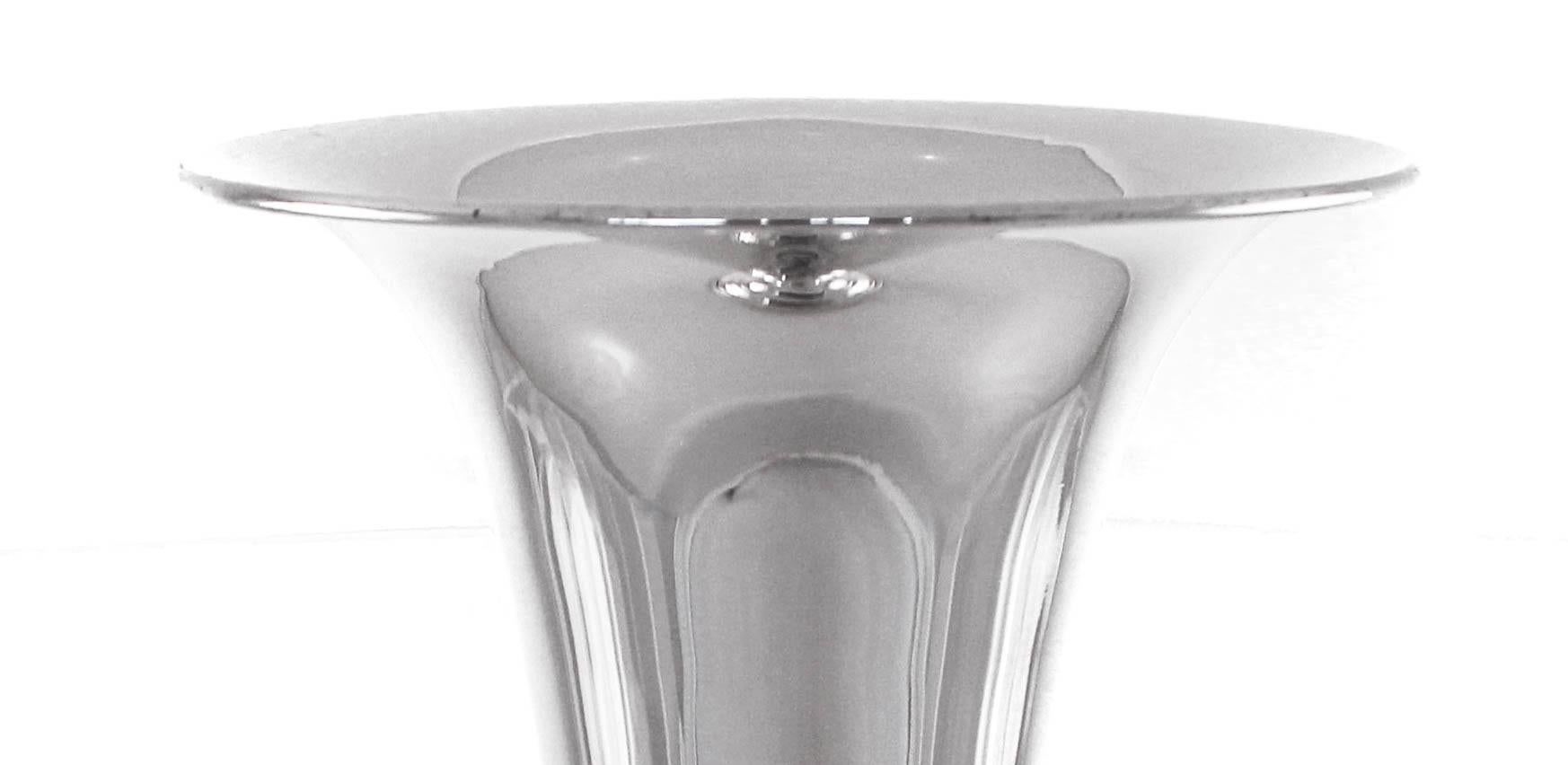 Diese Vase aus Sterlingsilber ist groß und stolz. Ein klares, modernes Aussehen mit einer sich verjüngenden Form verleiht ihm ein junges, frisches Aussehen. Nicht zu groß und definitiv nicht zu klein, hat dieses Stück die perfekte Größe für ein