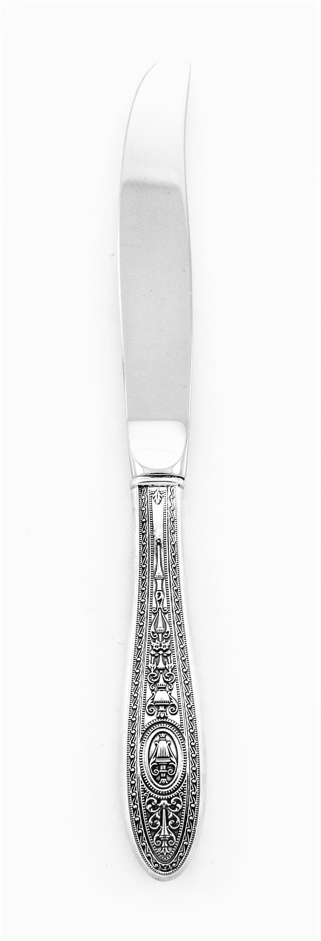 Le délicat motif gravé qui fait de Wedgwood l'un des motifs en argent sterling les plus populaires. Son design est intemporel et très classe. L'urne et les motifs tourbillonnants le long de la poignée sont magnifiques.