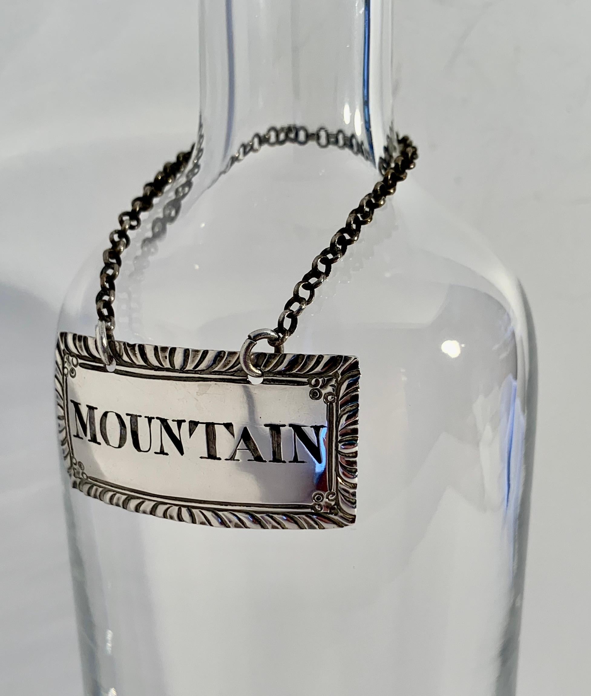 George III Sterling Silber Wein Dekanter Label oder Flasche Ticket, wie es in England bezeichnet wird.   Handgefertigt von der Silberschmiedin Margaret Binley, Herstellerin von Dekanter-Etiketten, London, 1765-1790.
Mountain war ein süßer