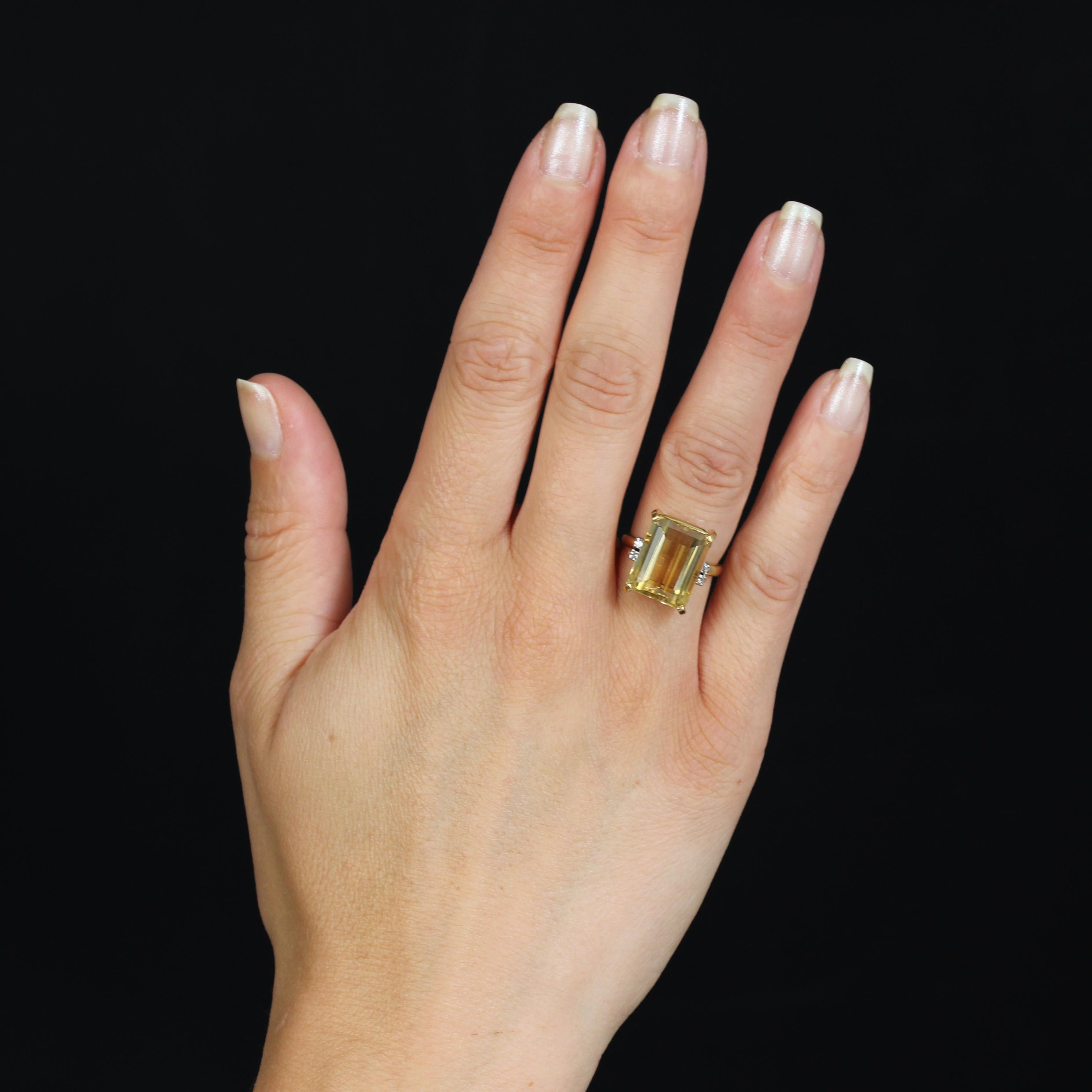 Bague en or jaune 18 carats et en platine.
Cette bague vintage présente un anneau bombé surmonté d'un panier rectangulaire, fixé par quatre griffes plates, retenant une citrine de taille émeraude. De chaque côté, montés sur des fils d'or, se