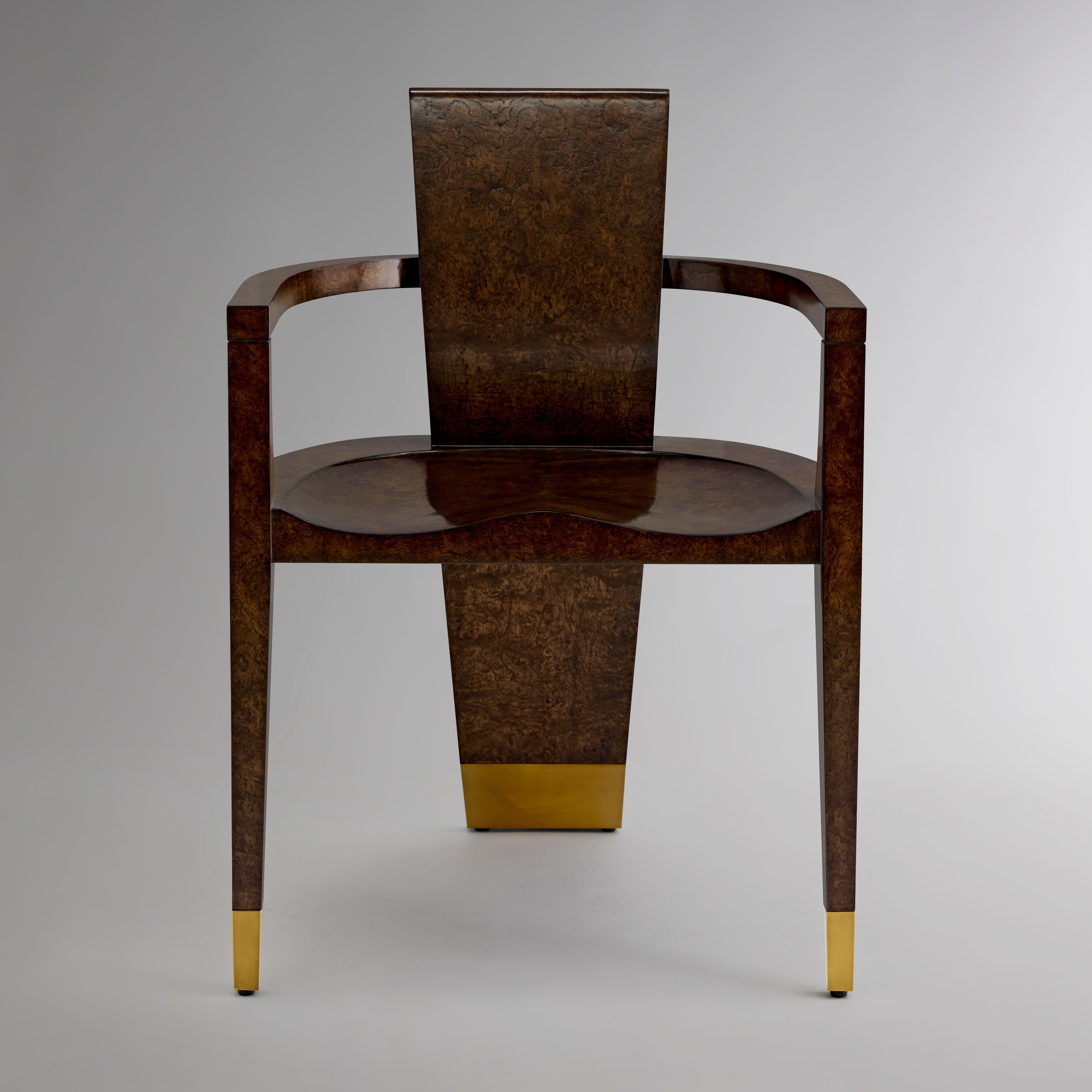 Nel periodo classico e medievale, gli astrologi intraprendevano lunghi viaggi marittimi per mappare le stelle. La STERN Arm Chair si ispira alle navi di legno utilizzate in questi viaggi, ognuna delle quali è stata realizzata con grande maestria per