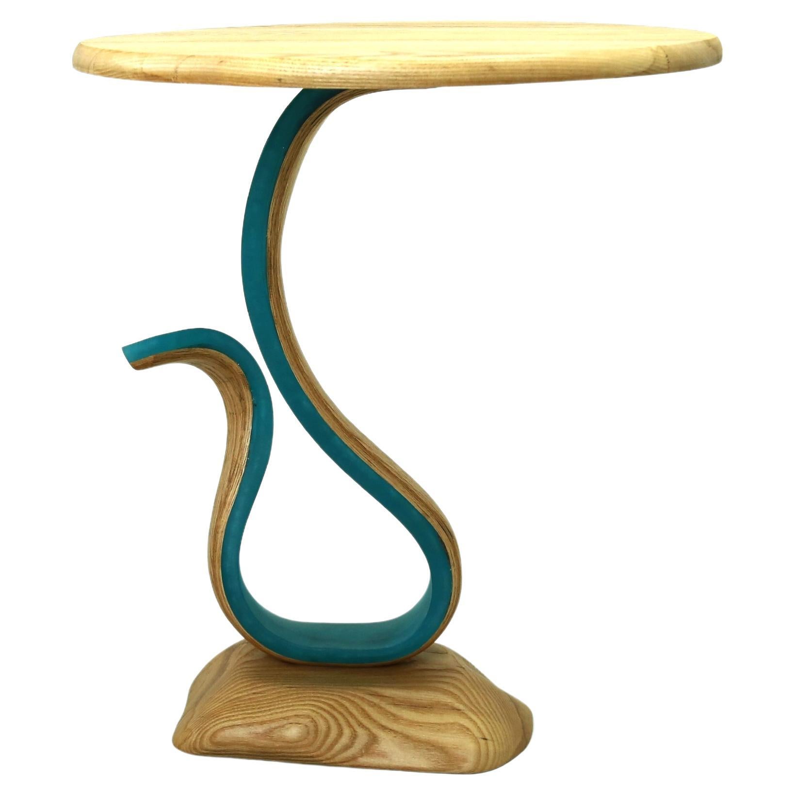 Table d'appoint Sterope de Raka Studio x Hamdi Studio - Table en résine et bois de frêne en vente