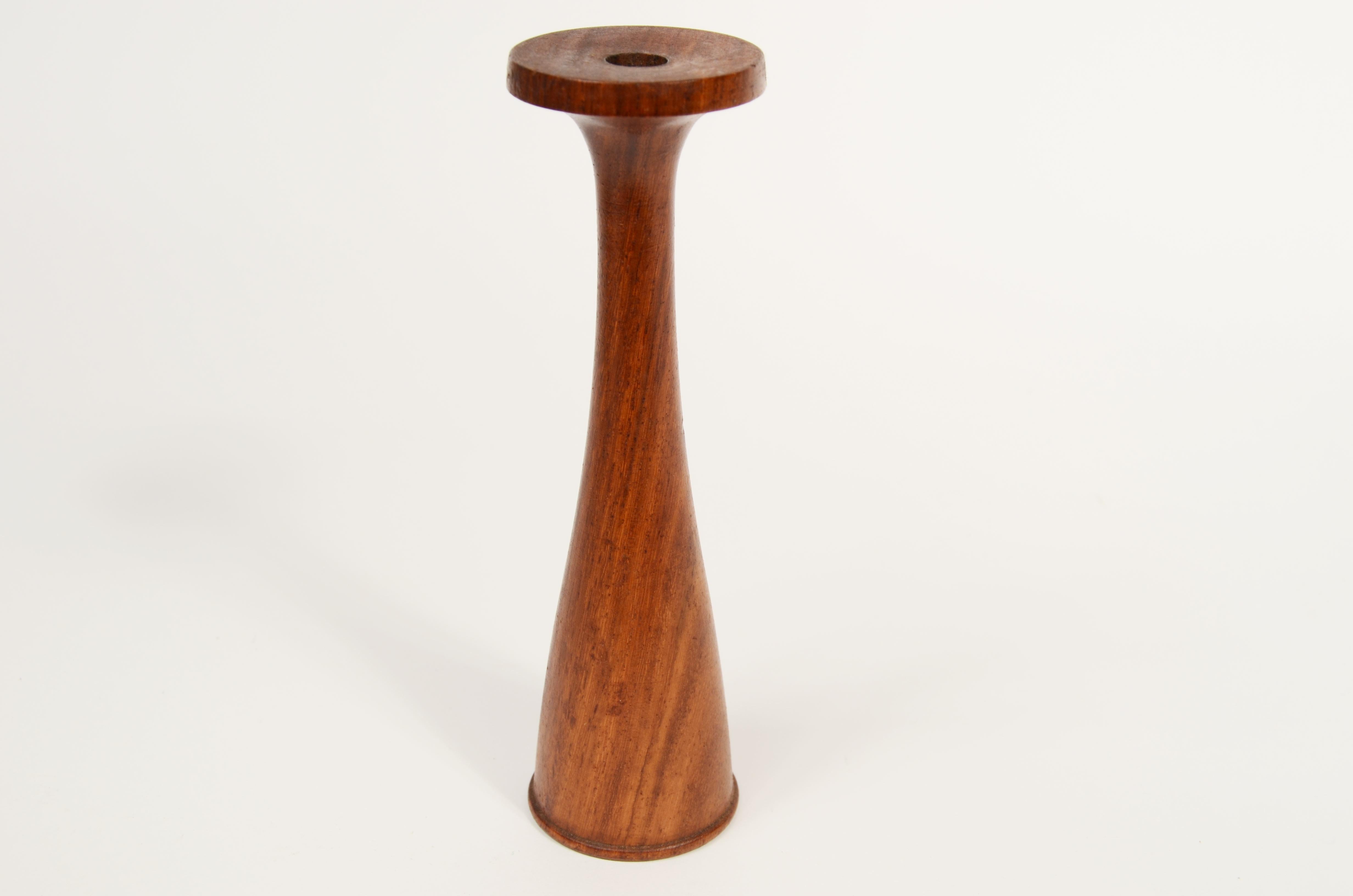 Stéthoscope en bois provenant d'un arbre fruitier, fabrication anglaise du début des années 1900.  
Dimensions cm 4.5x 15.4  - 1.8x6.1 in. Bon état.
La dernière photo représente le coffret cadeau.
Curiosités
Le stéthoscope est un instrument utilisé
