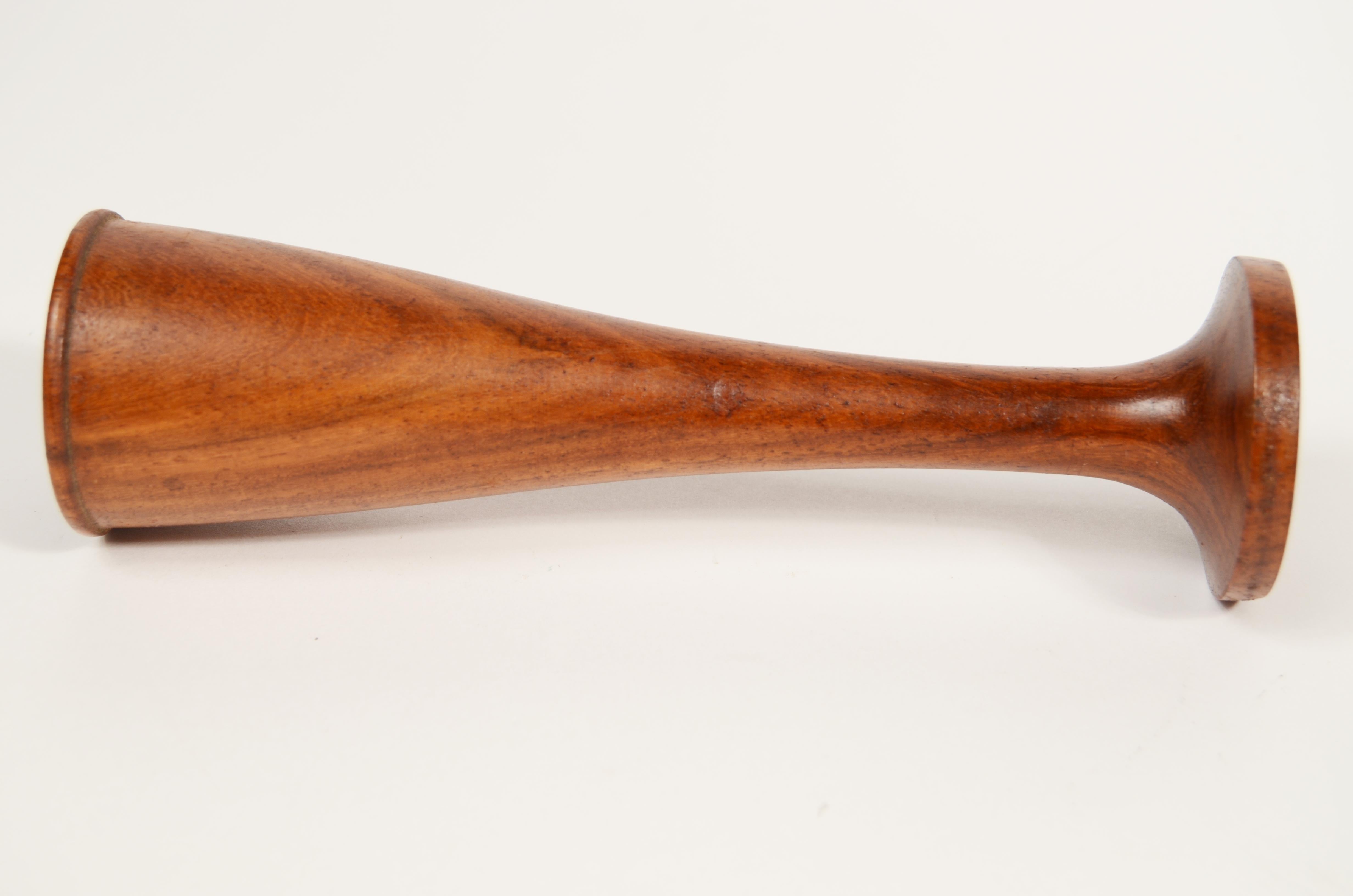 Stéthoscope en bois provenant d'un arbre fruitier, début du 20e siècle Fabrication anglaise en vente 1