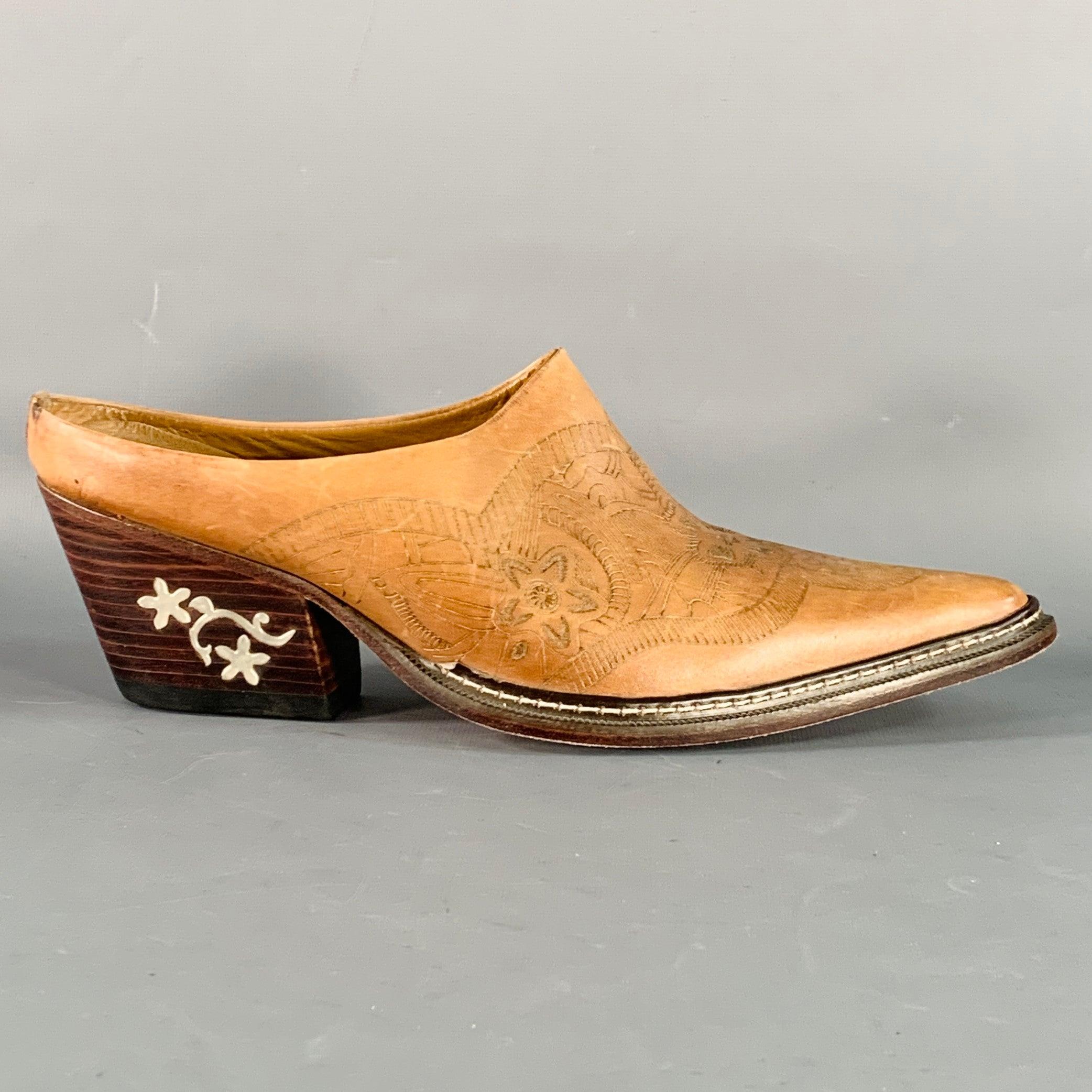STETSON pumps
in a camel colored embossed leather featuring a Western style floral design, pointed toe, and stacked heel. Made in Brazil.Excellent Pre-Owned Condition. 

Marked:   10 

Measurements: 
  Heel: 2.75 inches 
  
  
 
Sui Generis