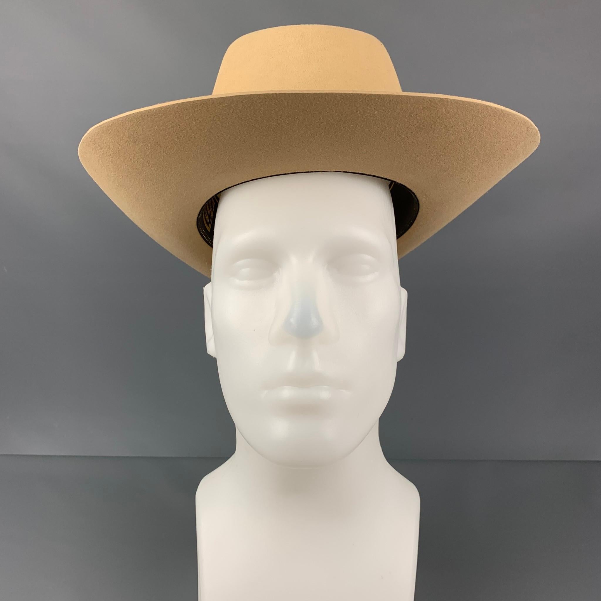 STETSON 'Dune 5x'' hat comes in a beige felt material featuring a western style and a feather detail. 

New With Box. 
Marked: 57 - 7 1/8

Measurements:

Opening: 22 in.
Brim: 3.5 in.
Height: 4.5 in. 