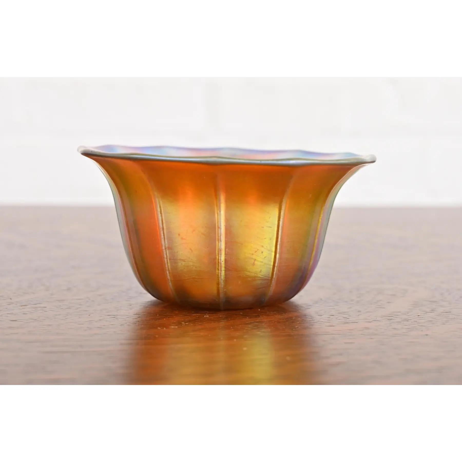 Magnifique coupe à doigt en verre irisé d'époque Arts & Crafts ou Art Nouveau.

Par Steuben Glass

États-Unis d'Amérique, début du 20e siècle

Dimensions : 5 