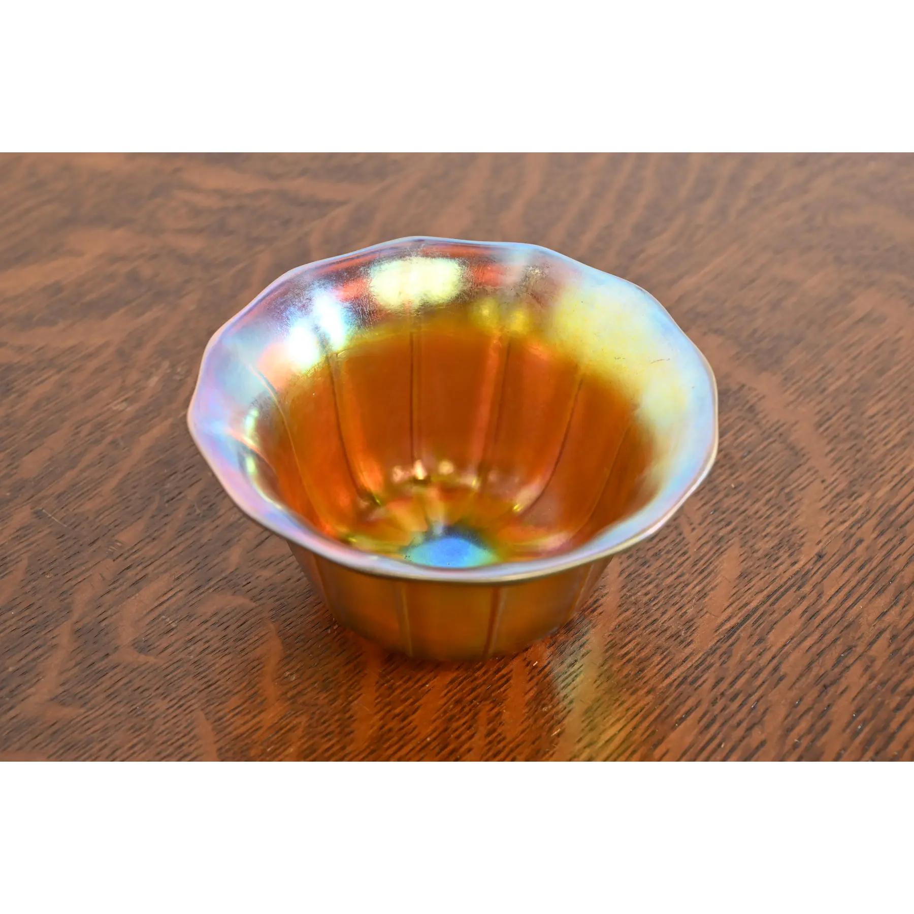 Arts and Crafts Bol à doigts en verre d'art irisé Steuben Aurene en vente