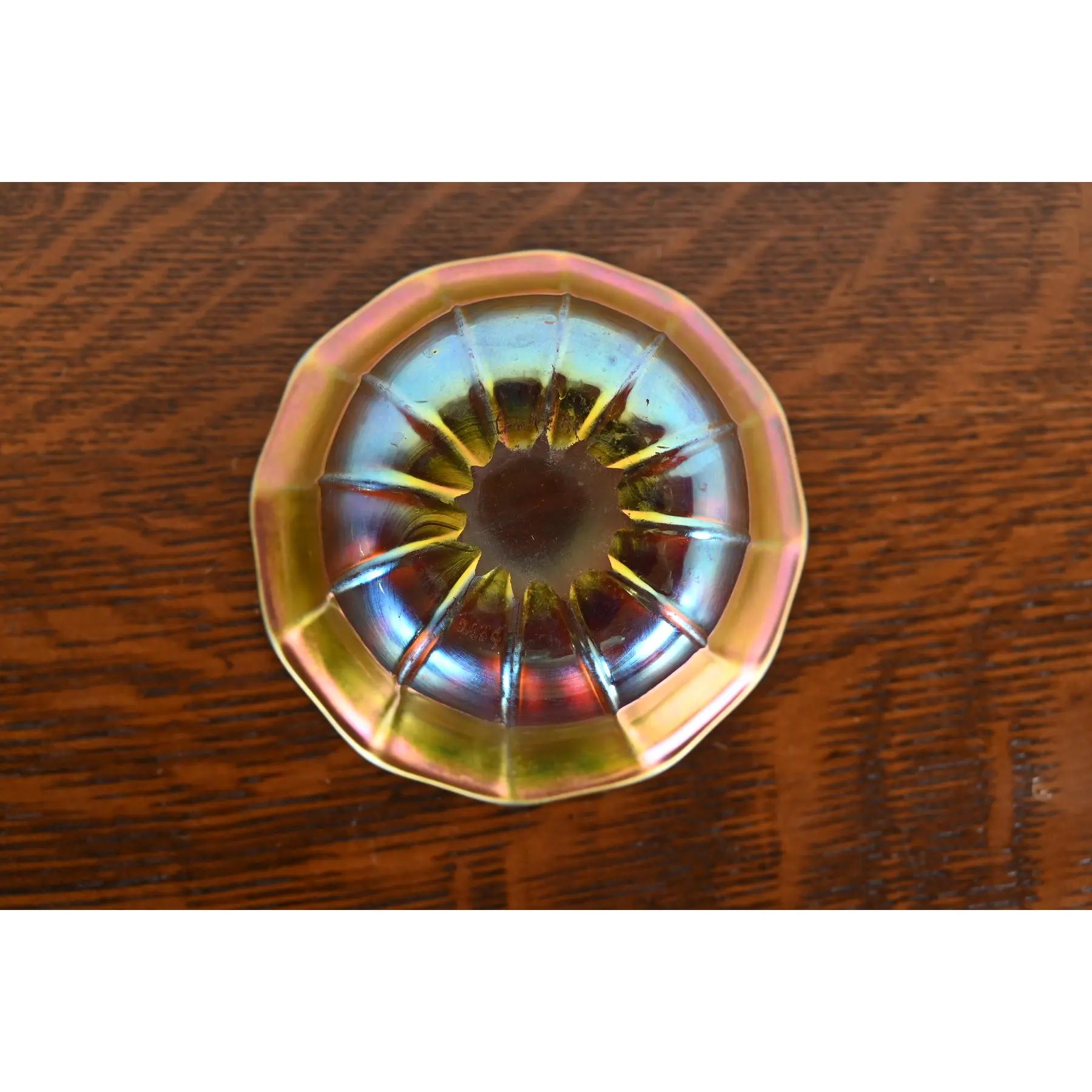 Bol à doigts en verre d'art irisé Steuben Aurene Bon état - En vente à South Bend, IN