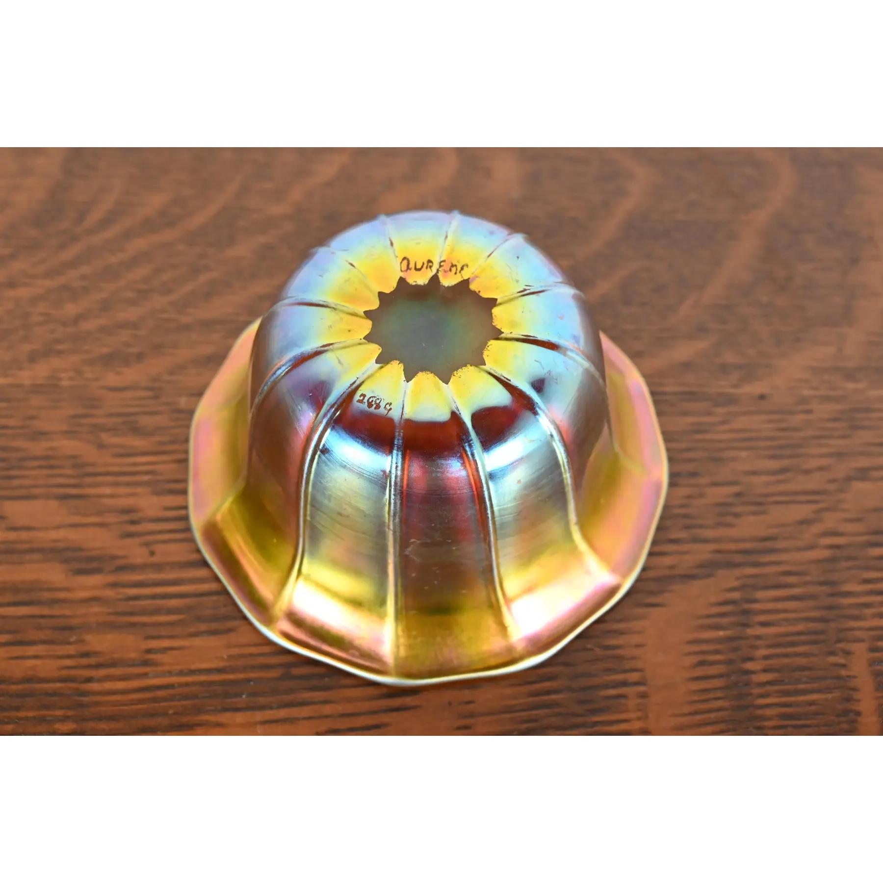 Verre d'art Bol à doigts en verre d'art irisé Steuben Aurene en vente