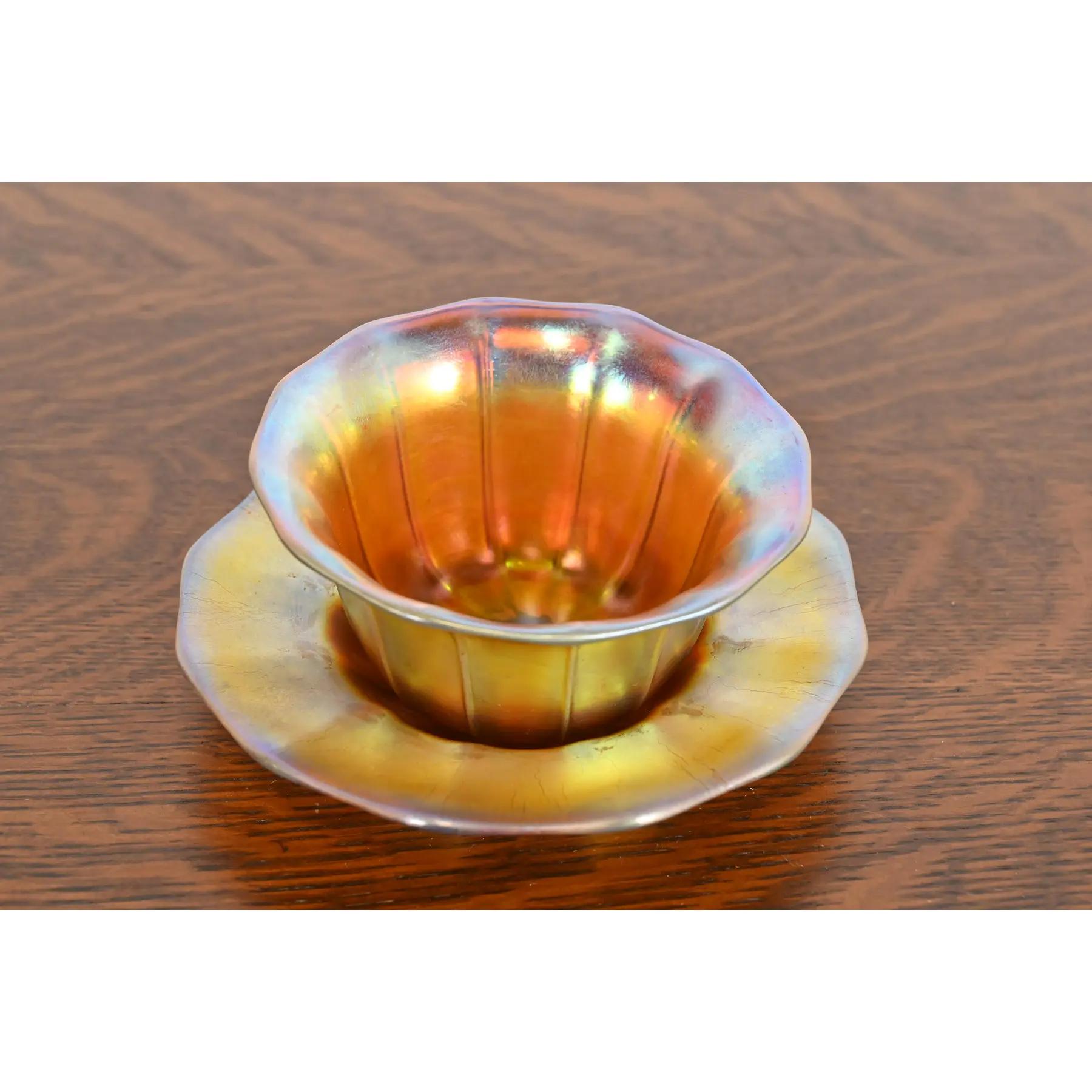 Una splendida ciotola in vetro artistico cangiante Aurene di epoca Arts & Crafts o Art Nouveau con sottopiatto

Di Steuben Glass

Stati Uniti, circa inizio XX secolo

Misure:
Ciotola: 5