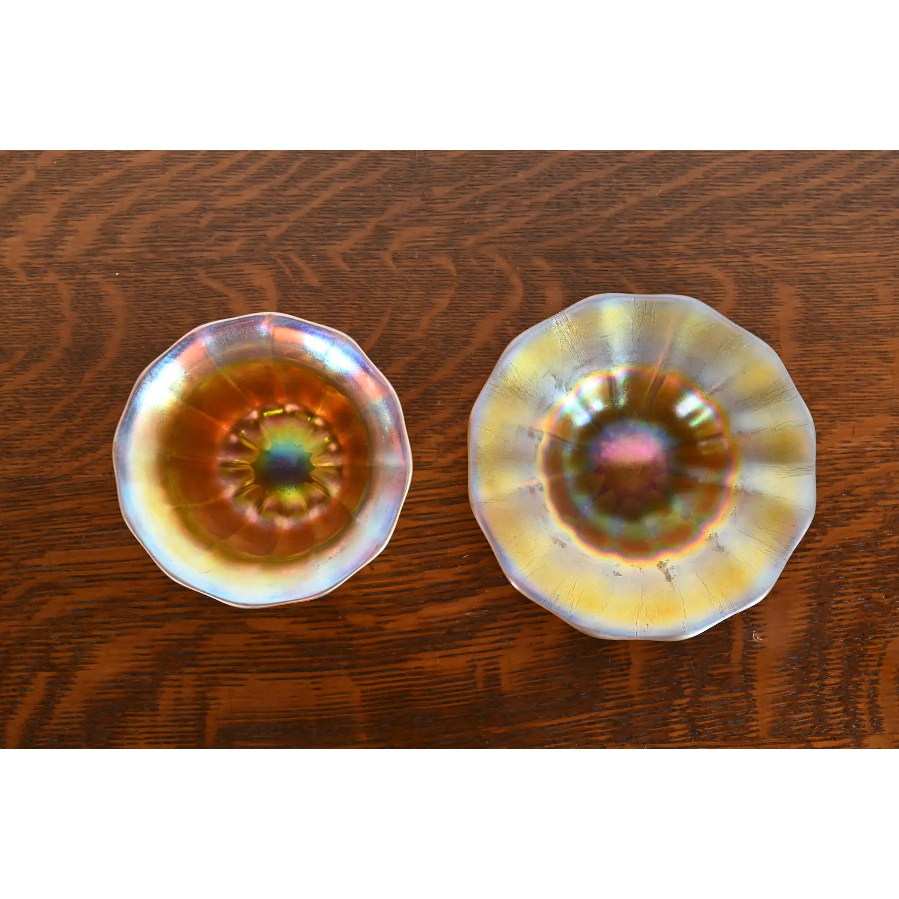 XX secolo Steuben Aurene Ciotola da dito in vetro artistico iridescente con sottopiatto in vendita