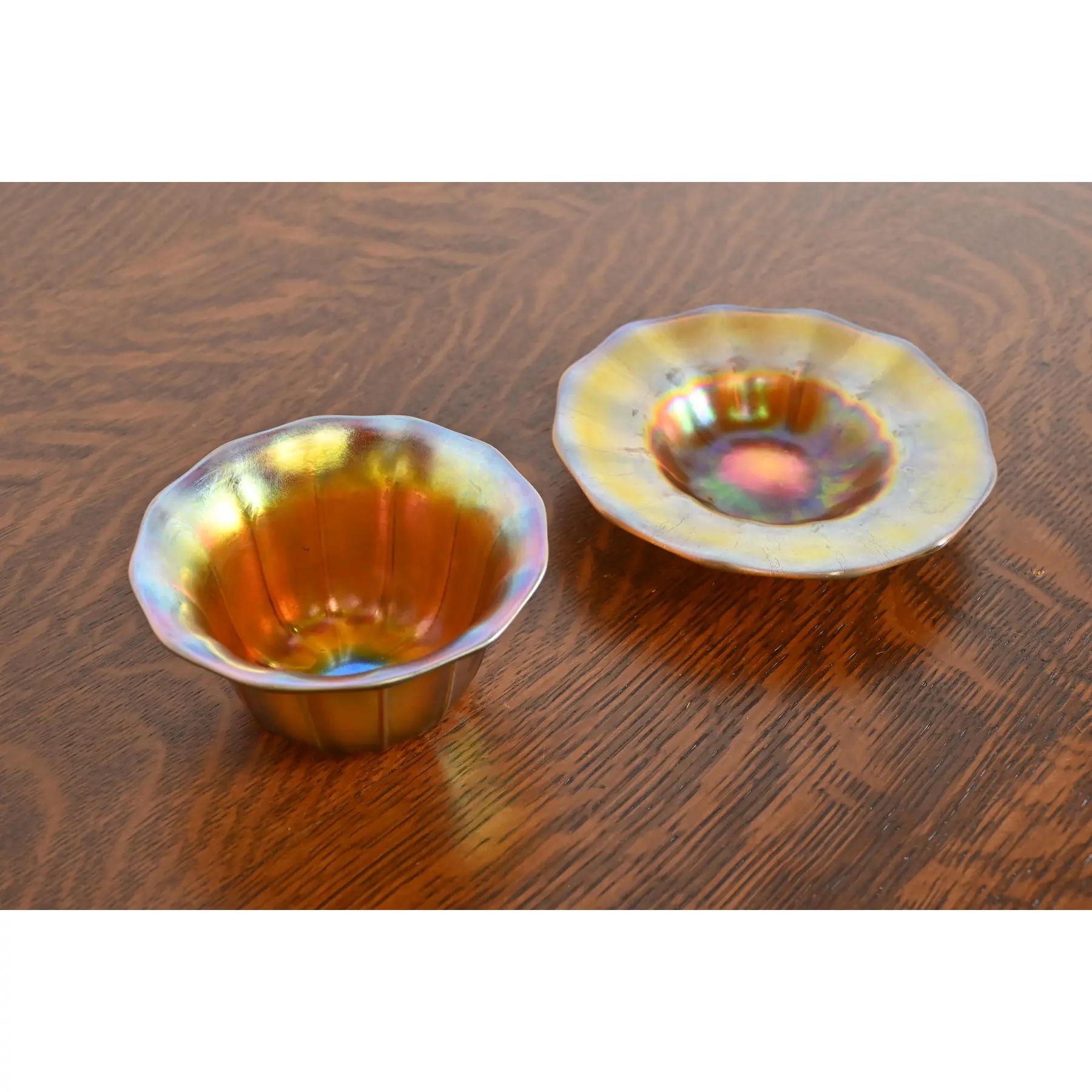 Vetro artistico Steuben Aurene Ciotola da dito in vetro artistico iridescente con sottopiatto in vendita