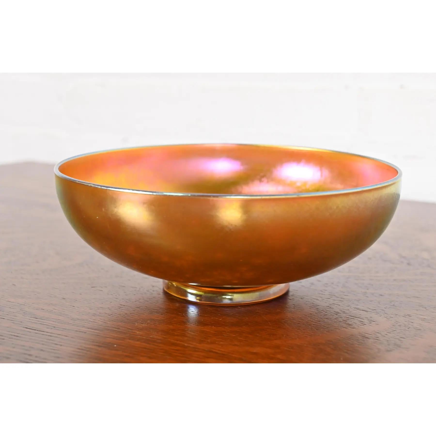A gorgeous Arts & Crafts or Art Nouveau period aurene iridescent art glass fruit bowl or center bowl

By Steuben Glass

USA, Early 20th Century

Measures: 8
