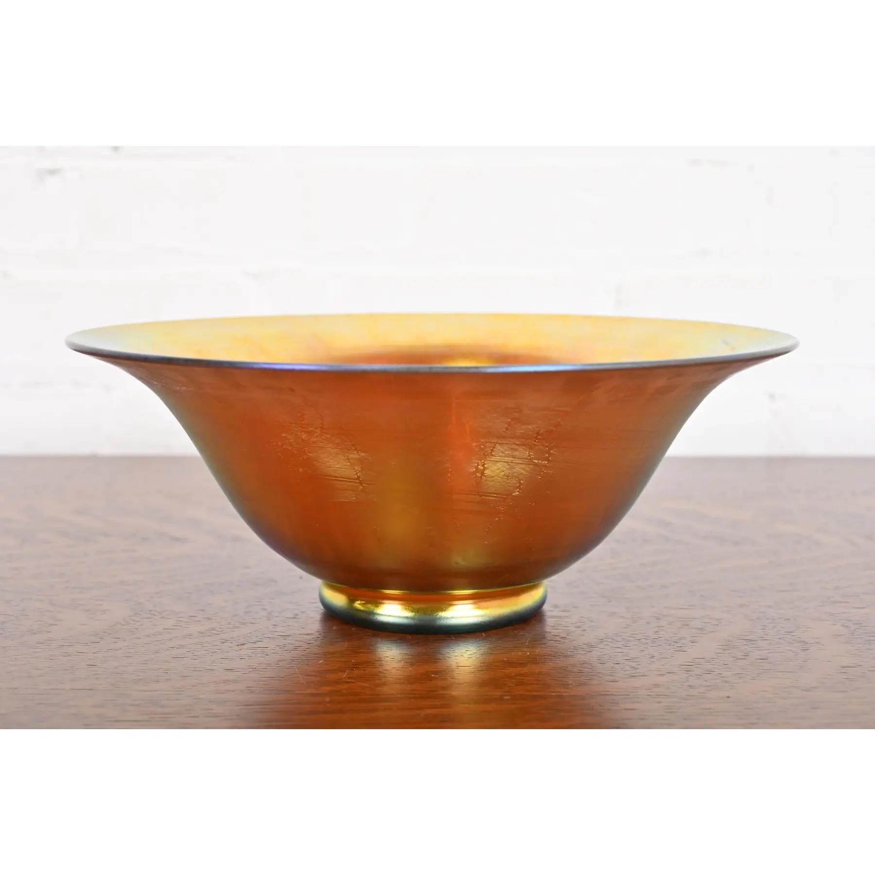 Superbe coupe à fruits ou bol central en verre d'art irisé d'époque Arts & Crafts ou Art Nouveau.

Par Steuben Glass (signé sur la face inférieure)

États-Unis d'Amérique, début du 20e siècle

Dimensions : 10 
