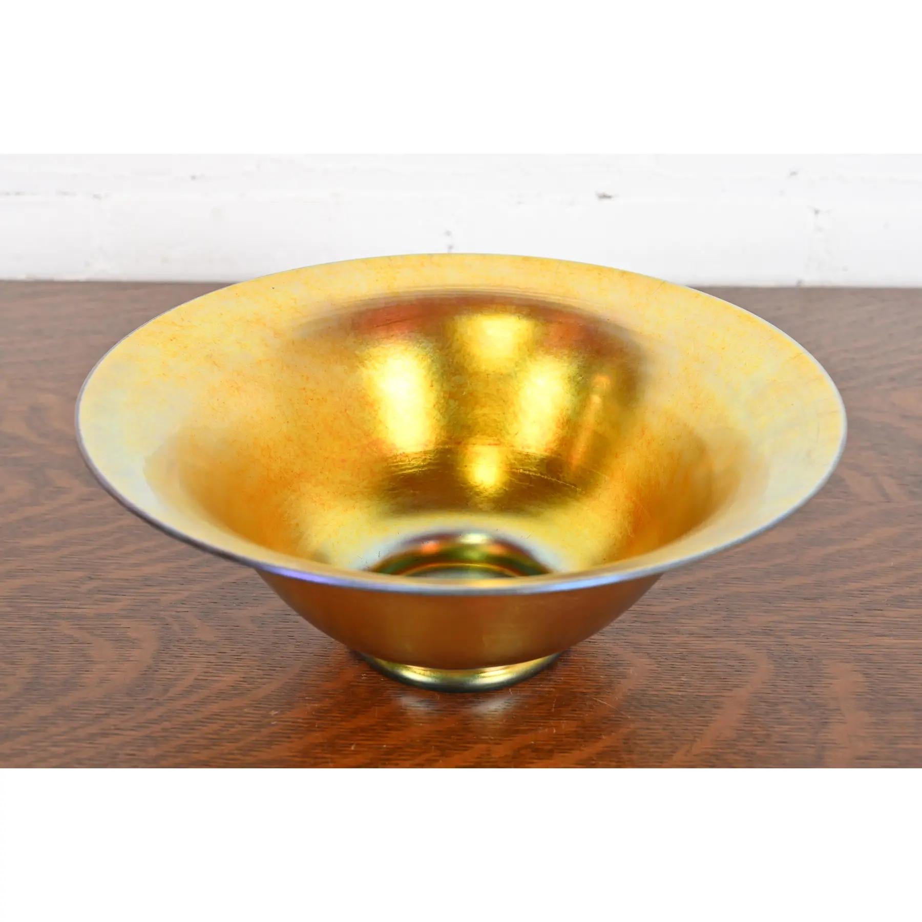 Art déco Steuben Glass Iridescent Art Glass Fruit Bowl or Center Bowl en vente