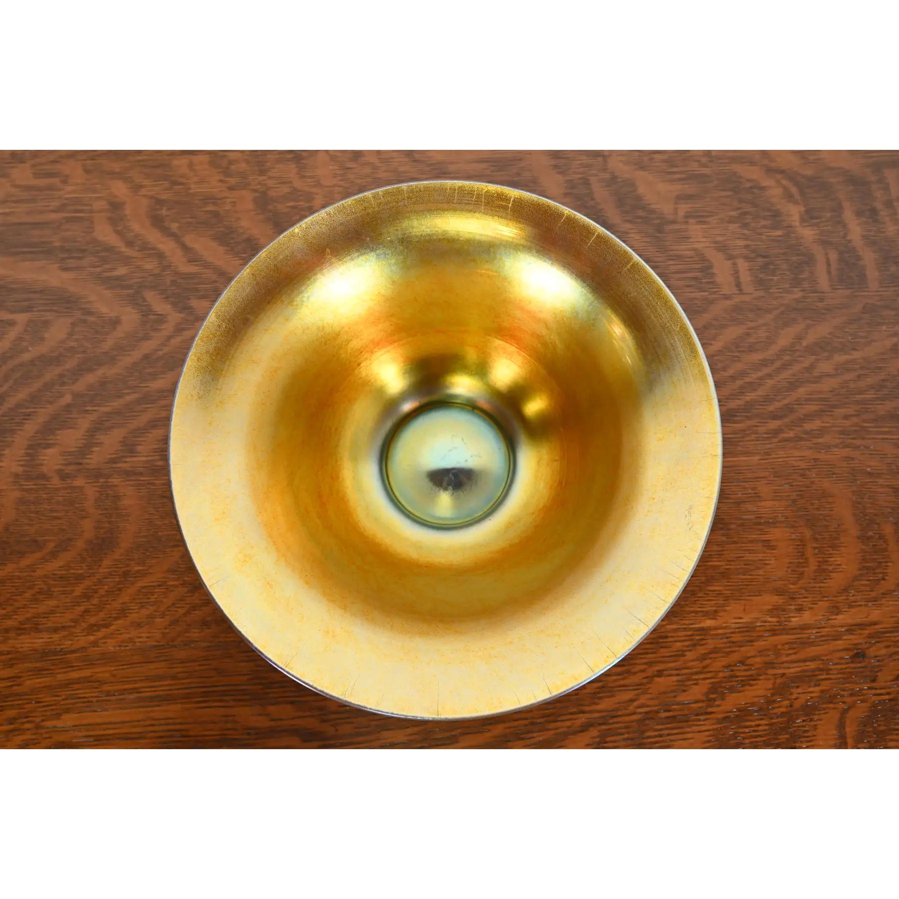 Américain Steuben Glass Iridescent Art Glass Fruit Bowl or Center Bowl en vente