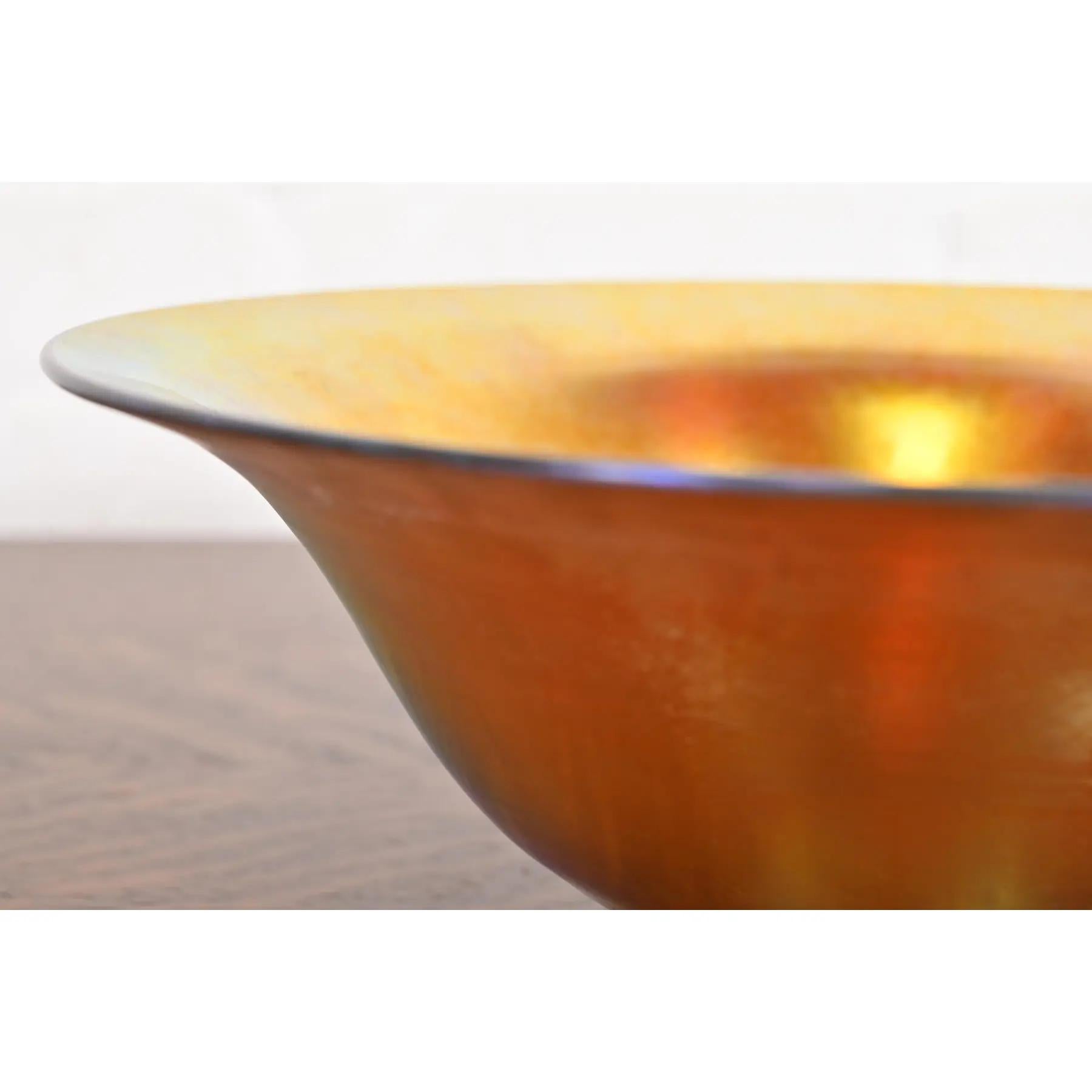 Steuben Glass Iridescent Art Glass Fruit Bowl or Center Bowl Bon état - En vente à South Bend, IN