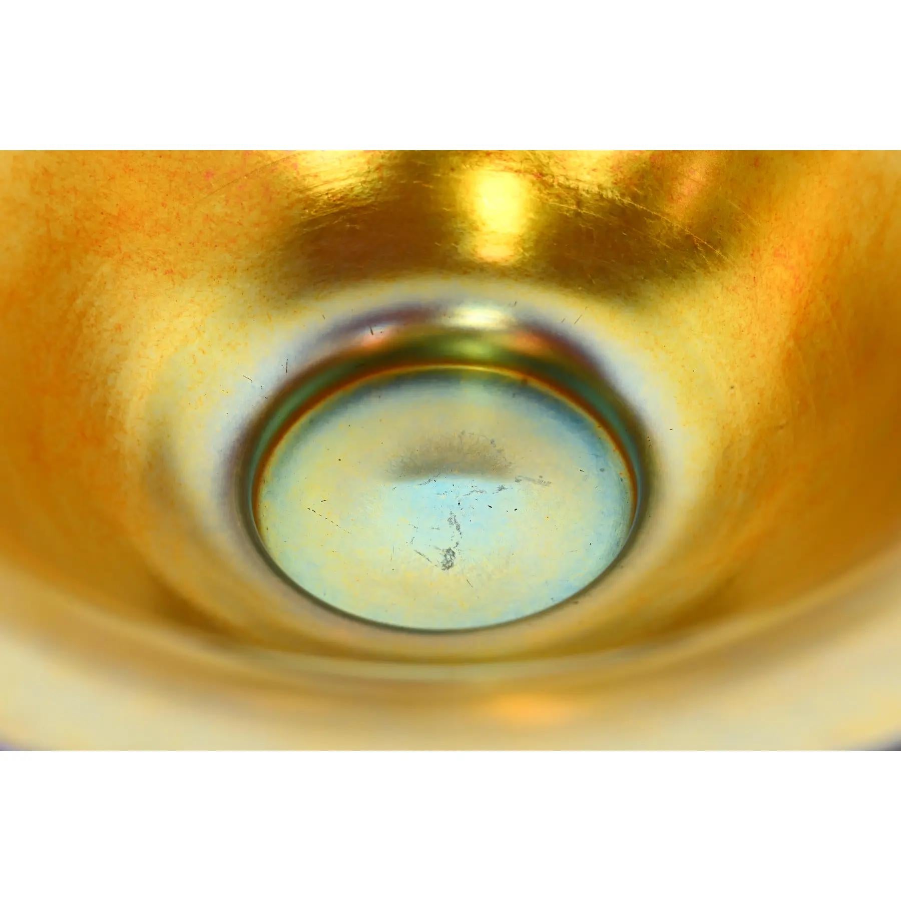 20ième siècle Steuben Glass Iridescent Art Glass Fruit Bowl or Center Bowl en vente