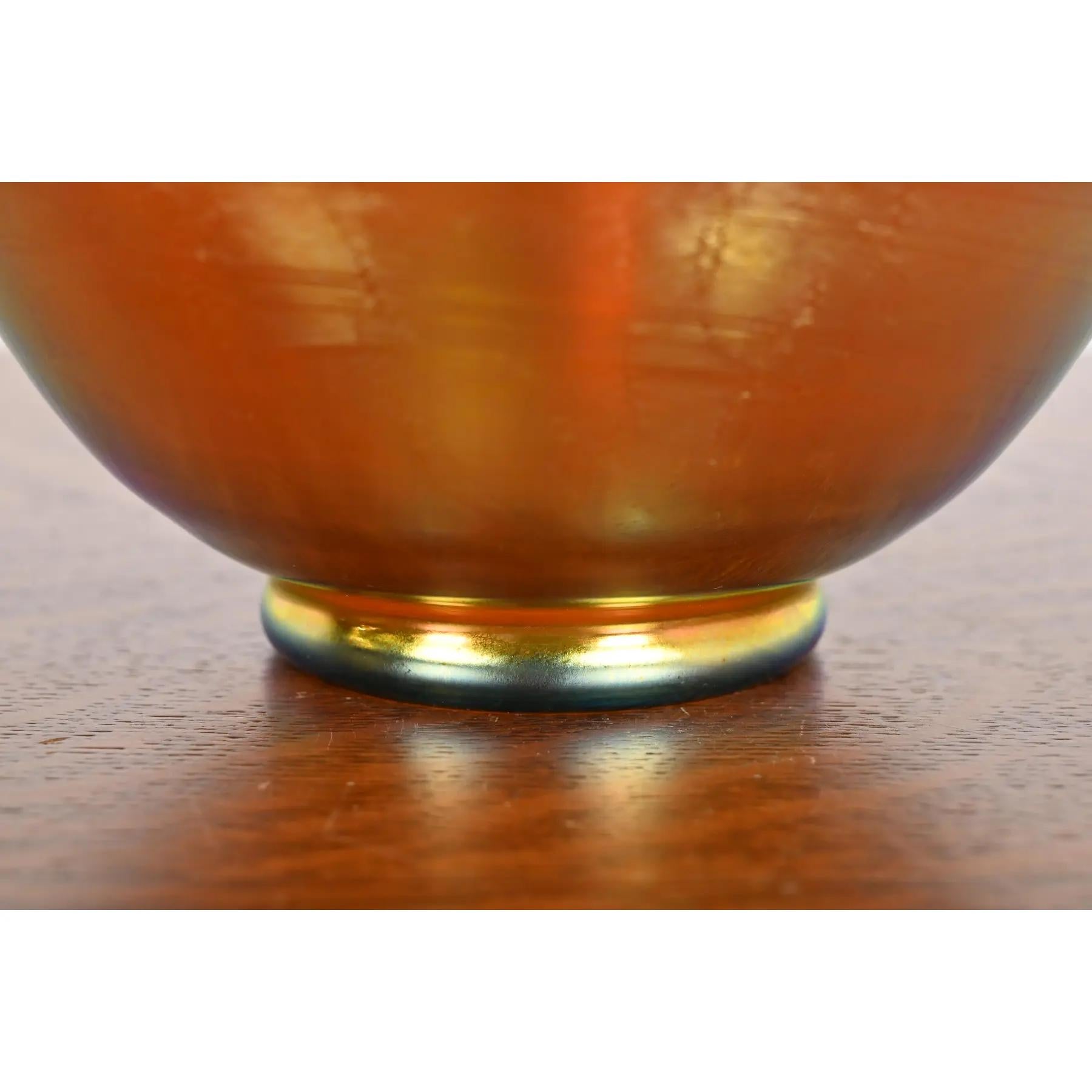 Verre d'art Steuben Glass Iridescent Art Glass Fruit Bowl or Center Bowl en vente