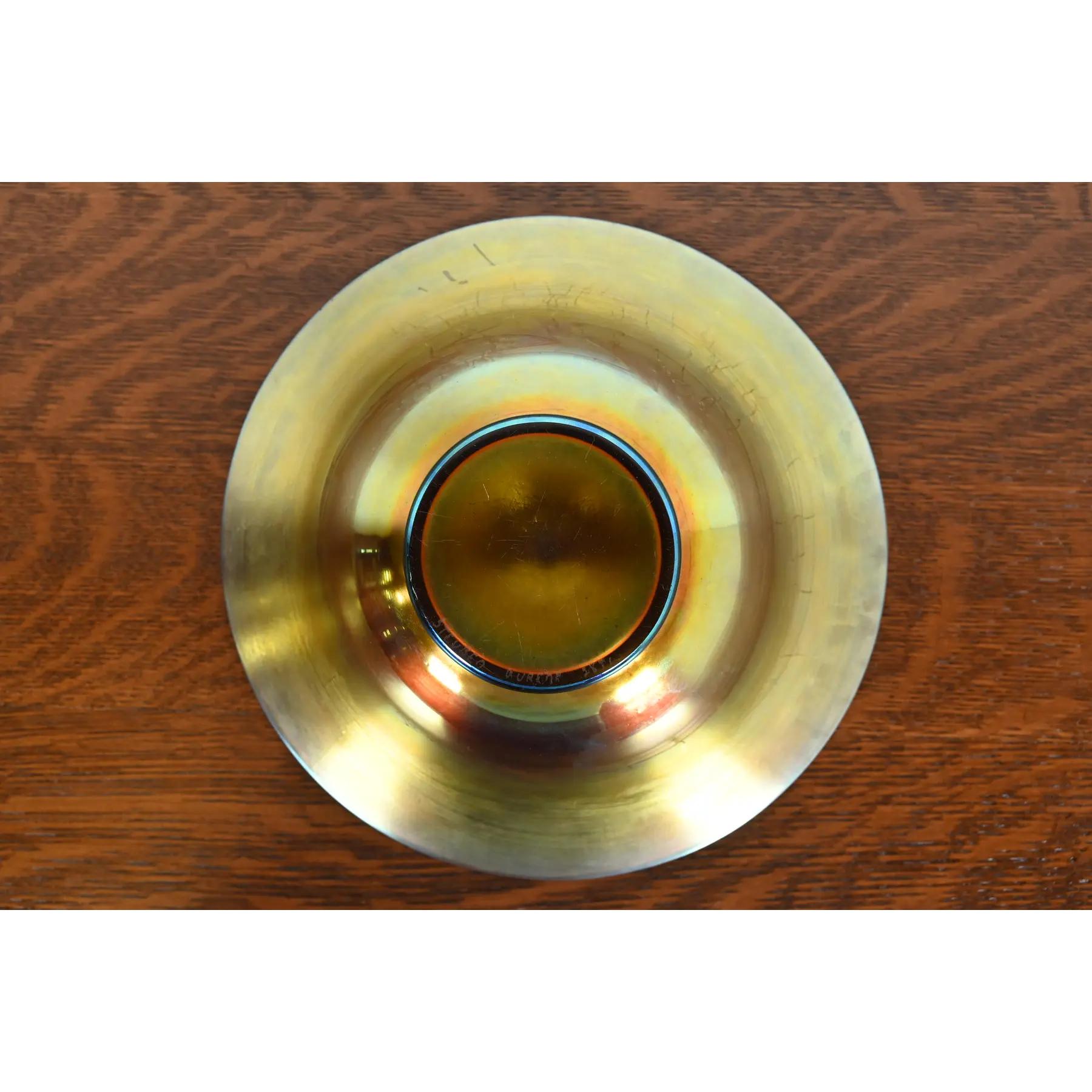 Steuben Glass Iridescent Art Glass Fruit Bowl or Center Bowl en vente 1