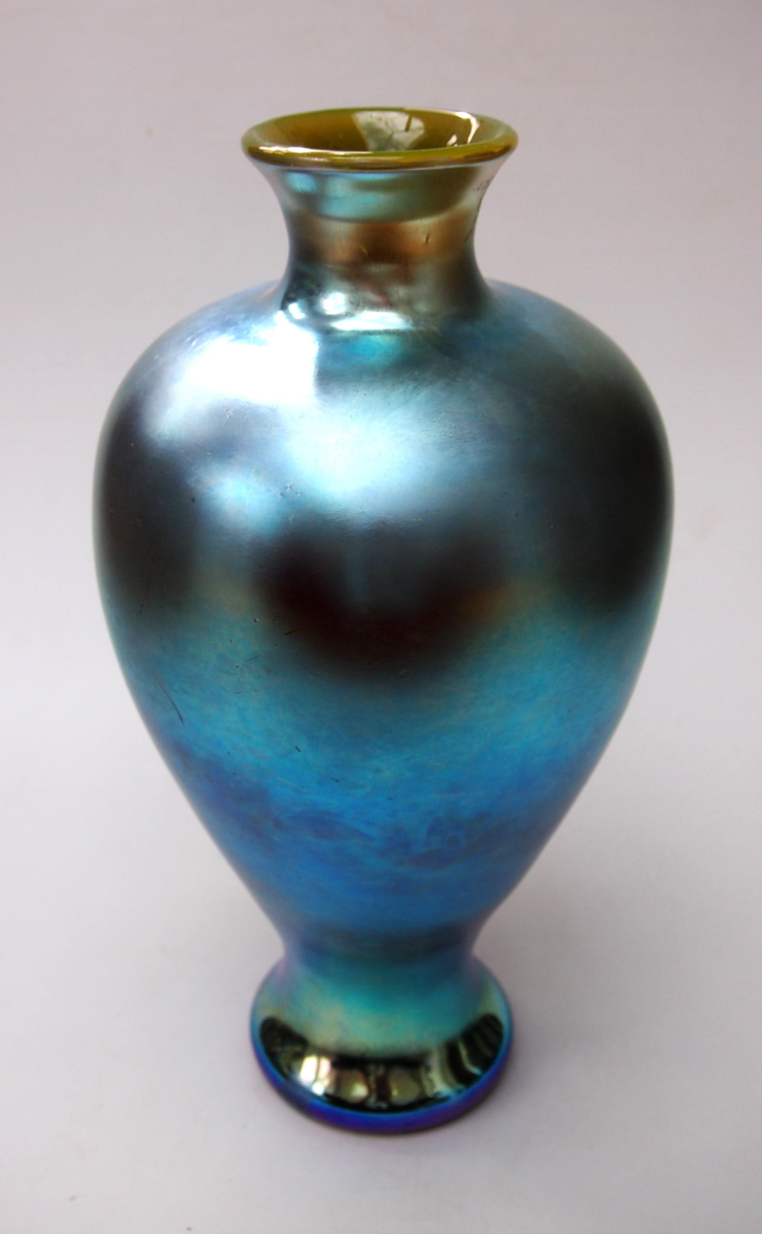 Vaso a balaustro Steuben Blue di grandi dimensioni, in un'incredibile tonalità di colore  - è un'aurena blu incamiciata su uno strato molto spesso di vetro giallo-verde uranio che conferisce al vaso un bagliore etereo e si illumina in modo