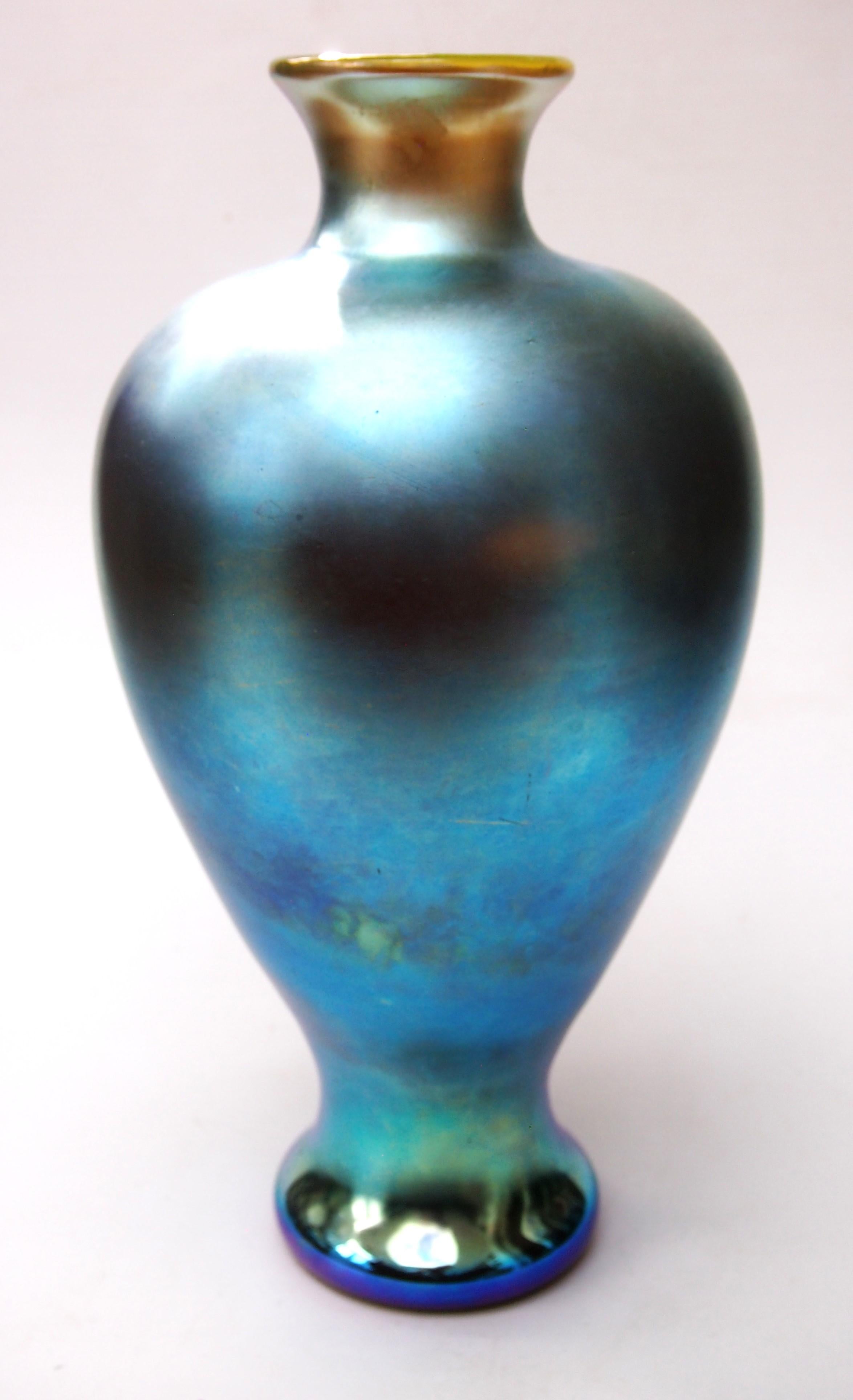 Art Nouveau Vaso Steuben Blue Aurene Over Vibrant Uranium Yellow 1925 - Frederick Carder in vendita