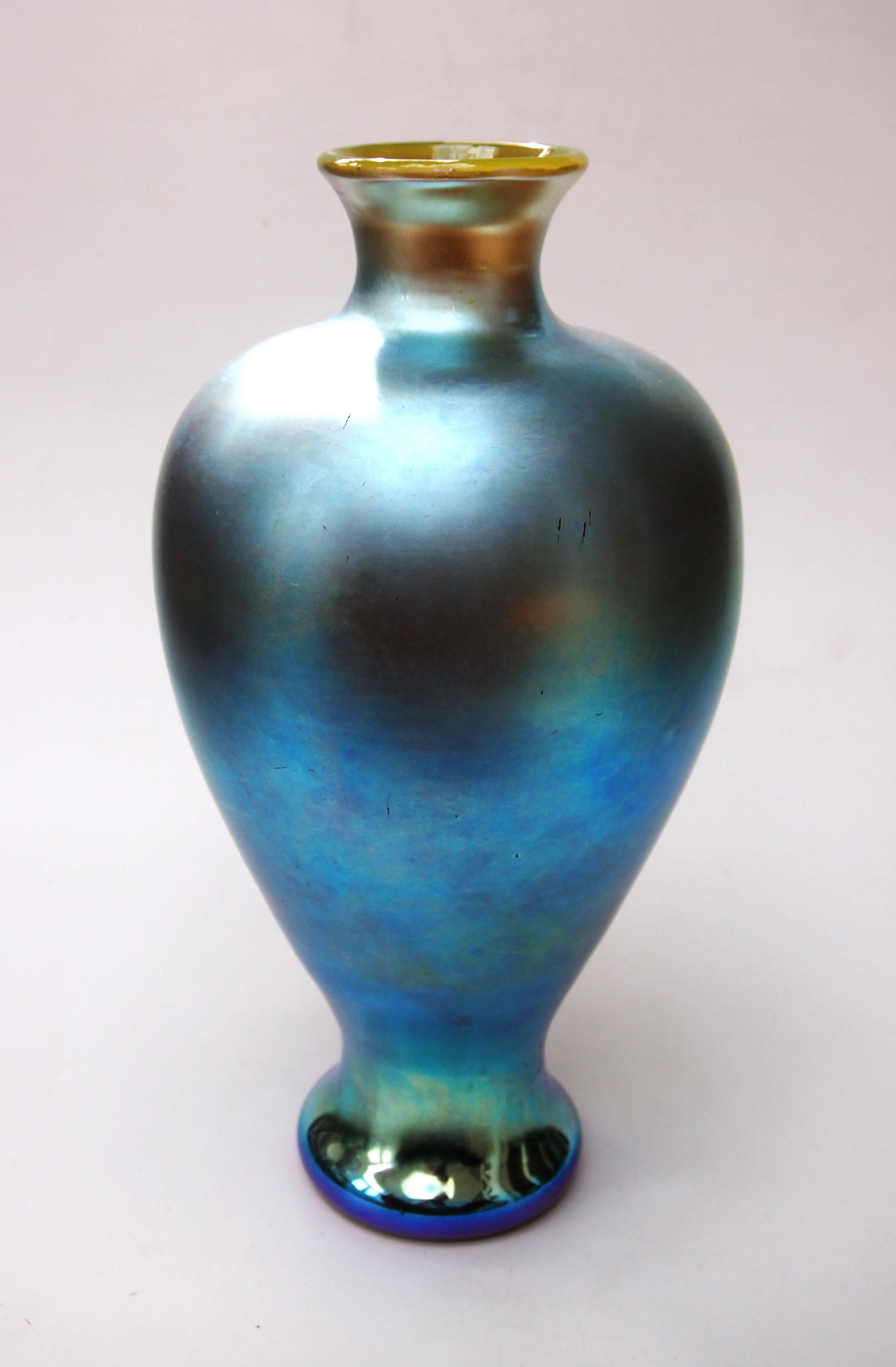 Americano Vaso Steuben Blue Aurene Over Vibrant Uranium Yellow 1925 - Frederick Carder in vendita
