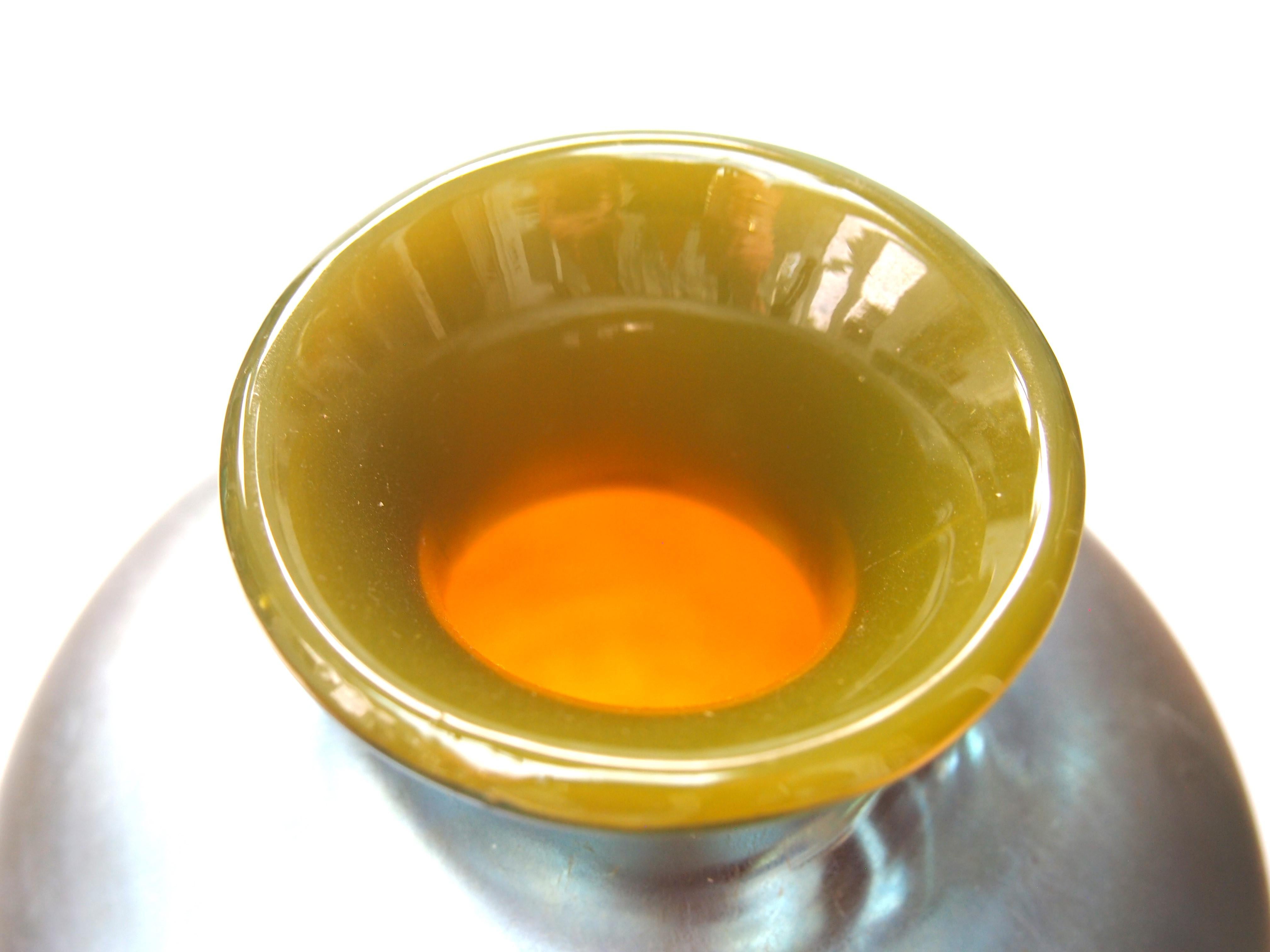 Inizio XX secolo Vaso Steuben Blue Aurene Over Vibrant Uranium Yellow 1925 - Frederick Carder in vendita