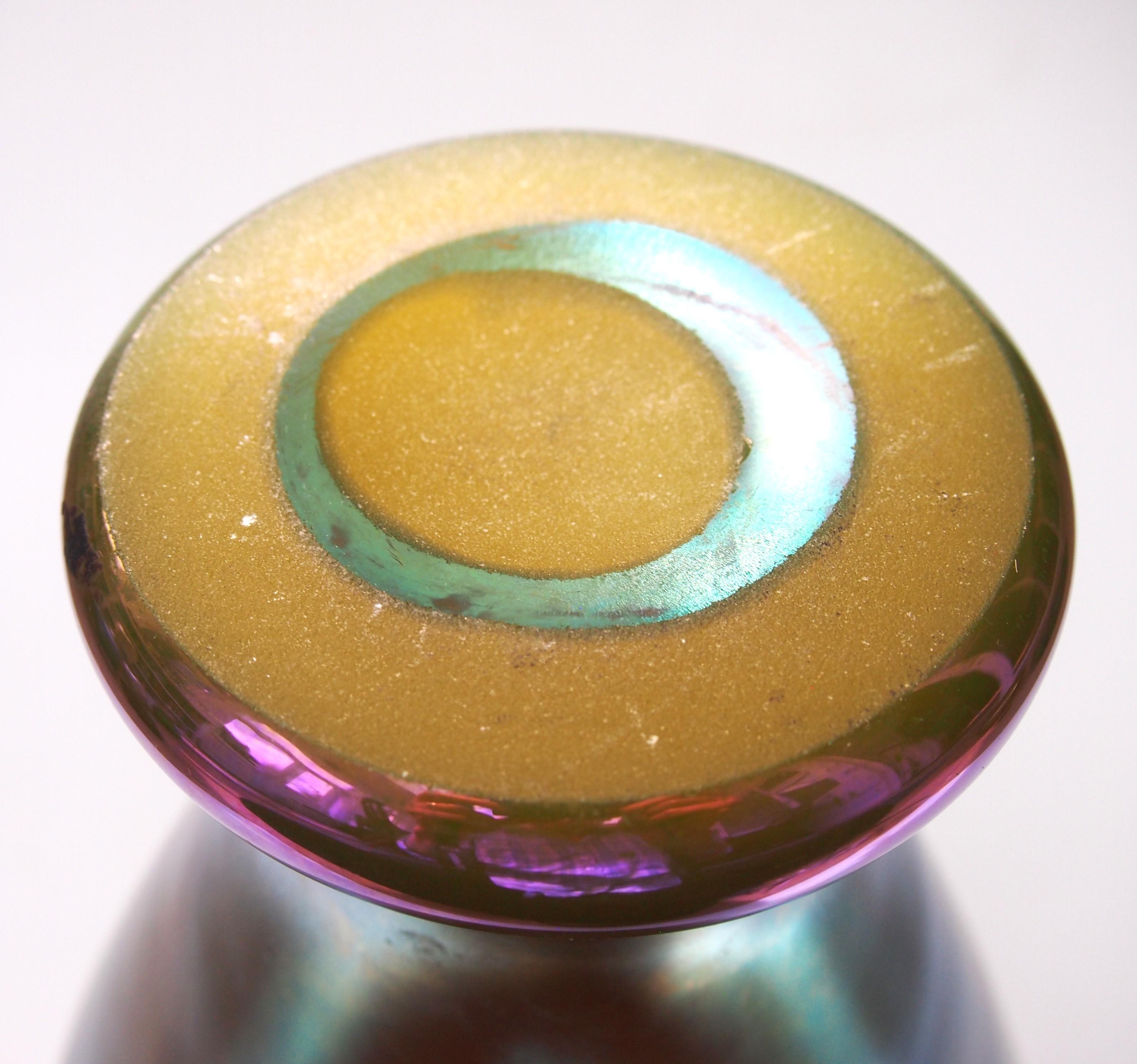 Vetro artistico Vaso Steuben Blue Aurene Over Vibrant Uranium Yellow 1925 - Frederick Carder in vendita