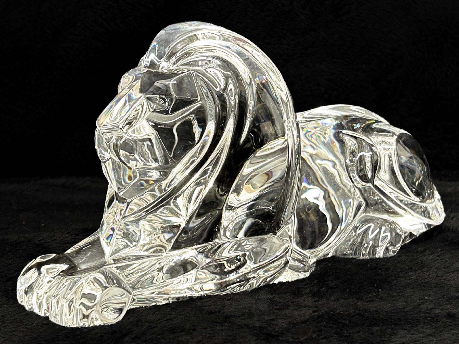 Steuben Crystal Recumbent Lion, von Lloyd Atkins, 1986 

Glashütte Steuben, gegründet 1903

 Eine atemberaubende liegende Löwenskulptur aus Steuben-Kristall, die 1986 von dem bekannten Künstler Lloyd Atkins für Steuben Glass Works (gegründet 1903)