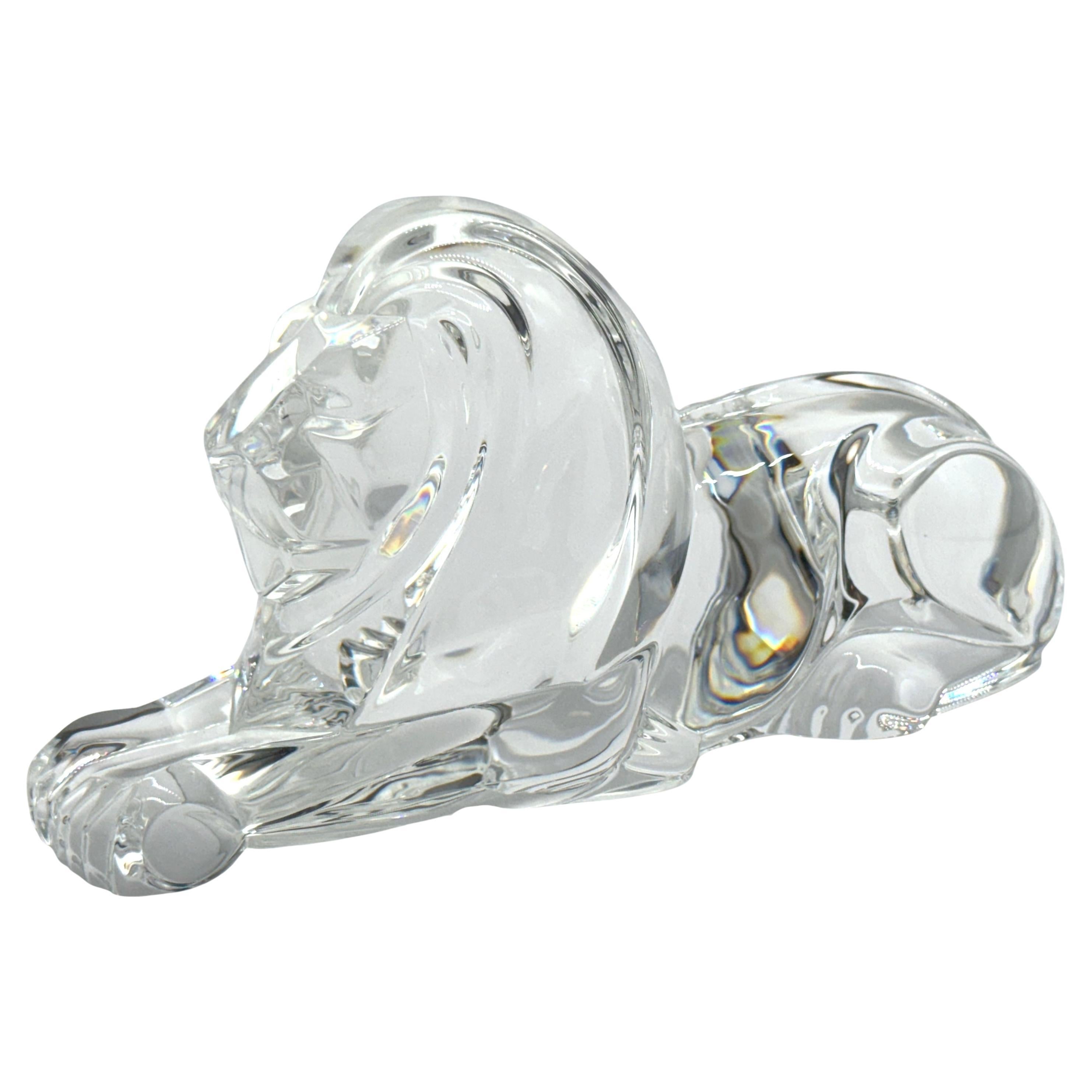 Steuben Crystal Recumbent Lion, von Lloyd Atkins, 1986 (amerikanisch) im Angebot