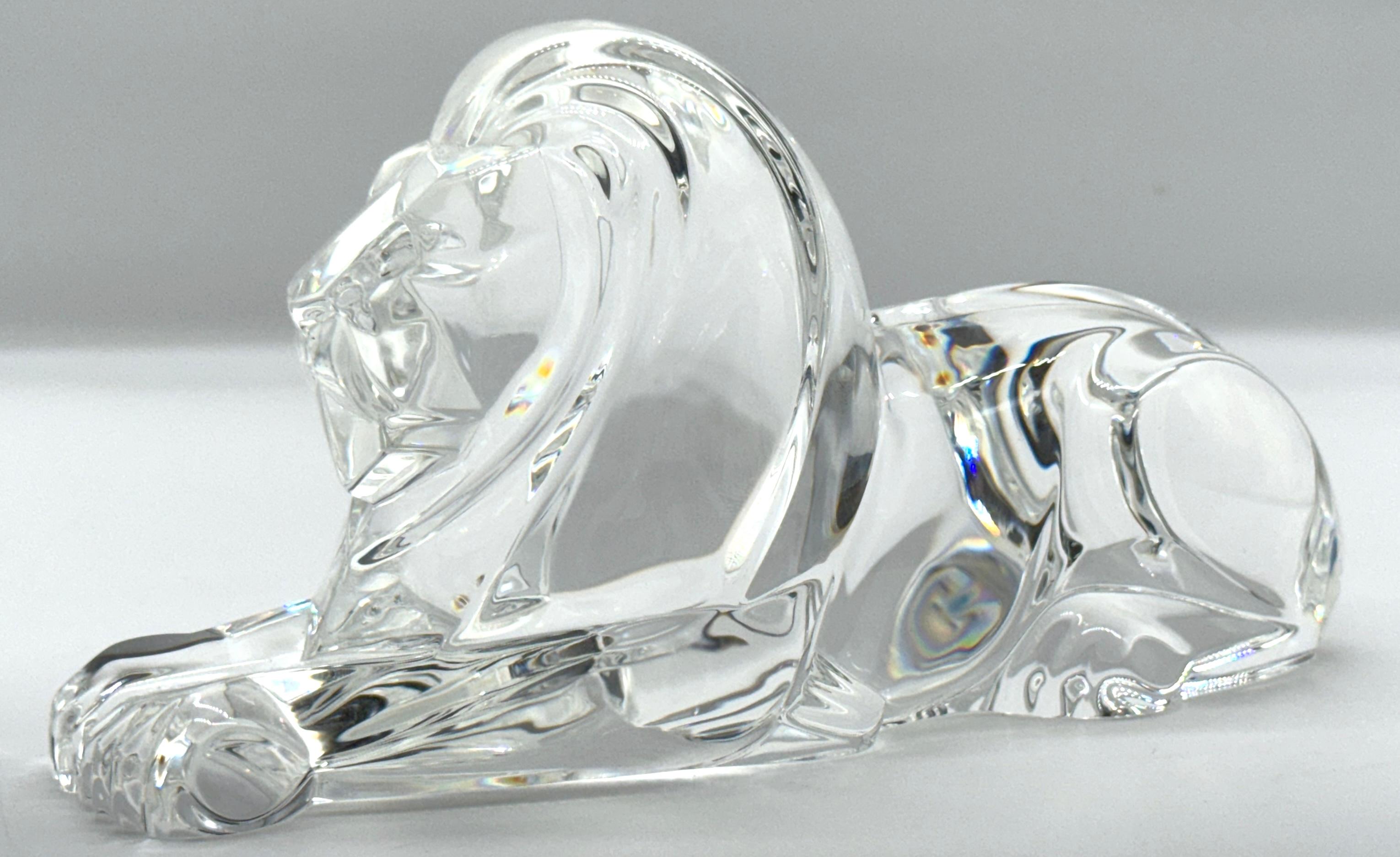 Steuben Crystal Recumbent Lion, von Lloyd Atkins, 1986 (20. Jahrhundert) im Angebot