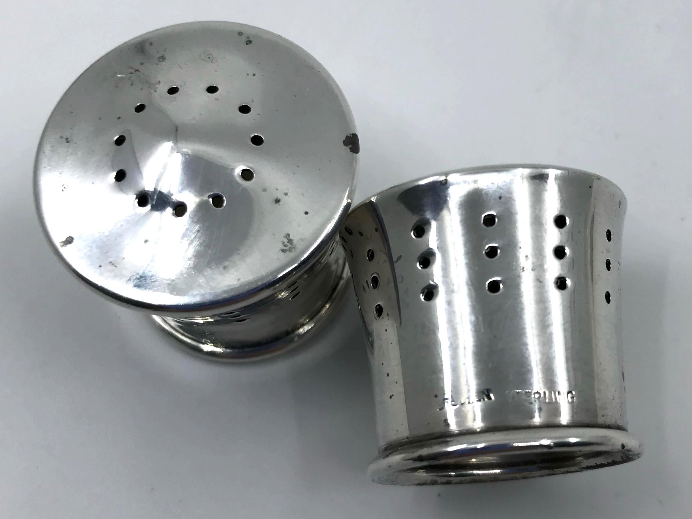Salero y pimentero de Steuben Glass y plata de ley Estadounidense en venta