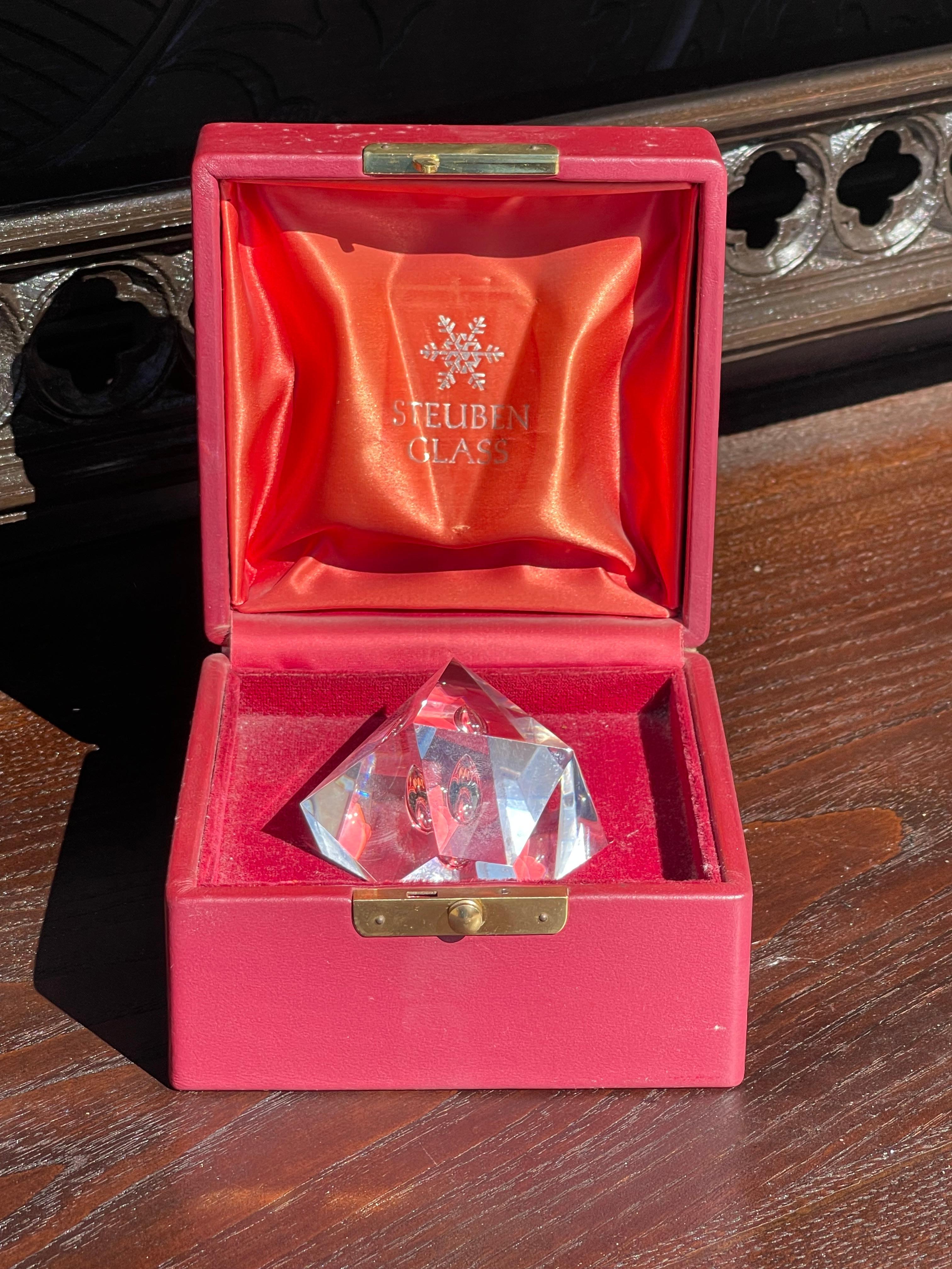 Briefbeschwerer aus Steuben-Glas mit einem facettenreichen Design, das mit einer tropfenförmigen Luftblase verziert ist. Unten signiert 