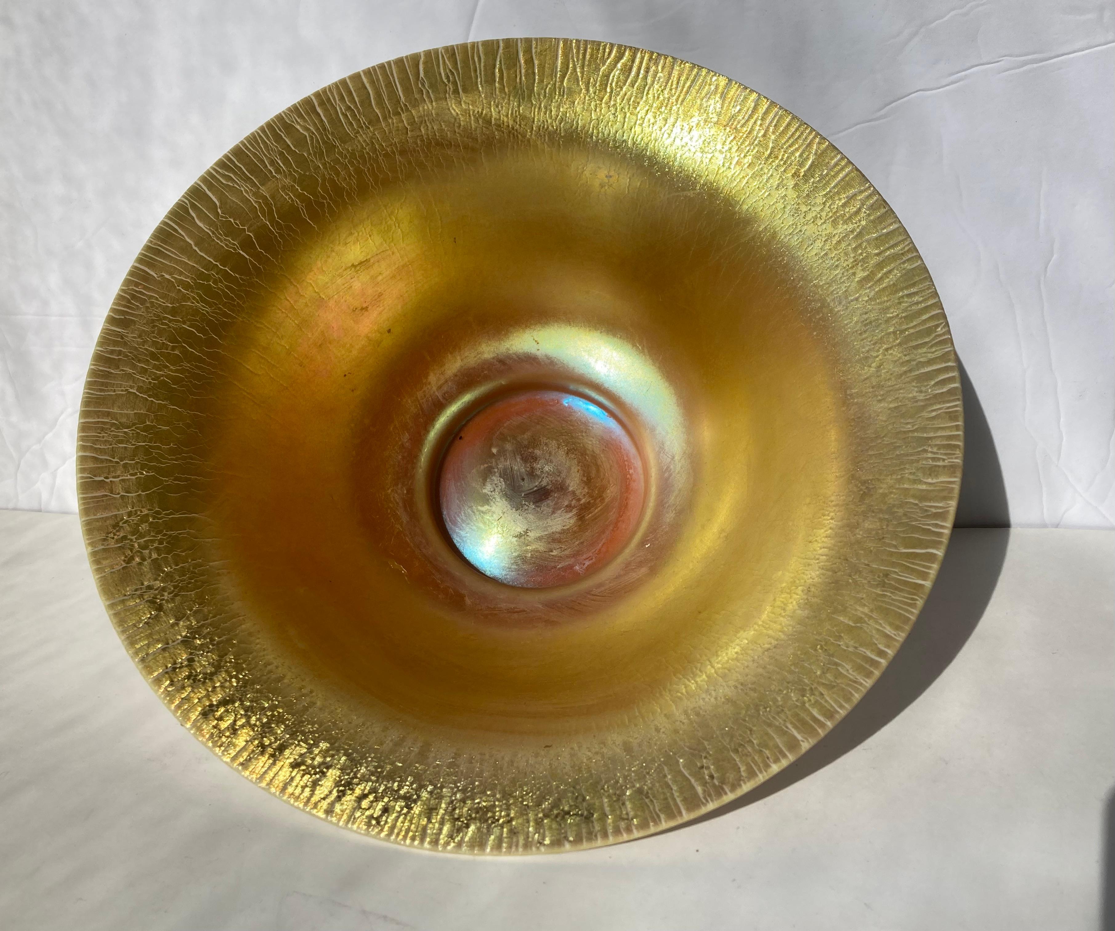 Art nouveau Bol / centre de table en verre Steuben Aurene dorée et calcite en vente
