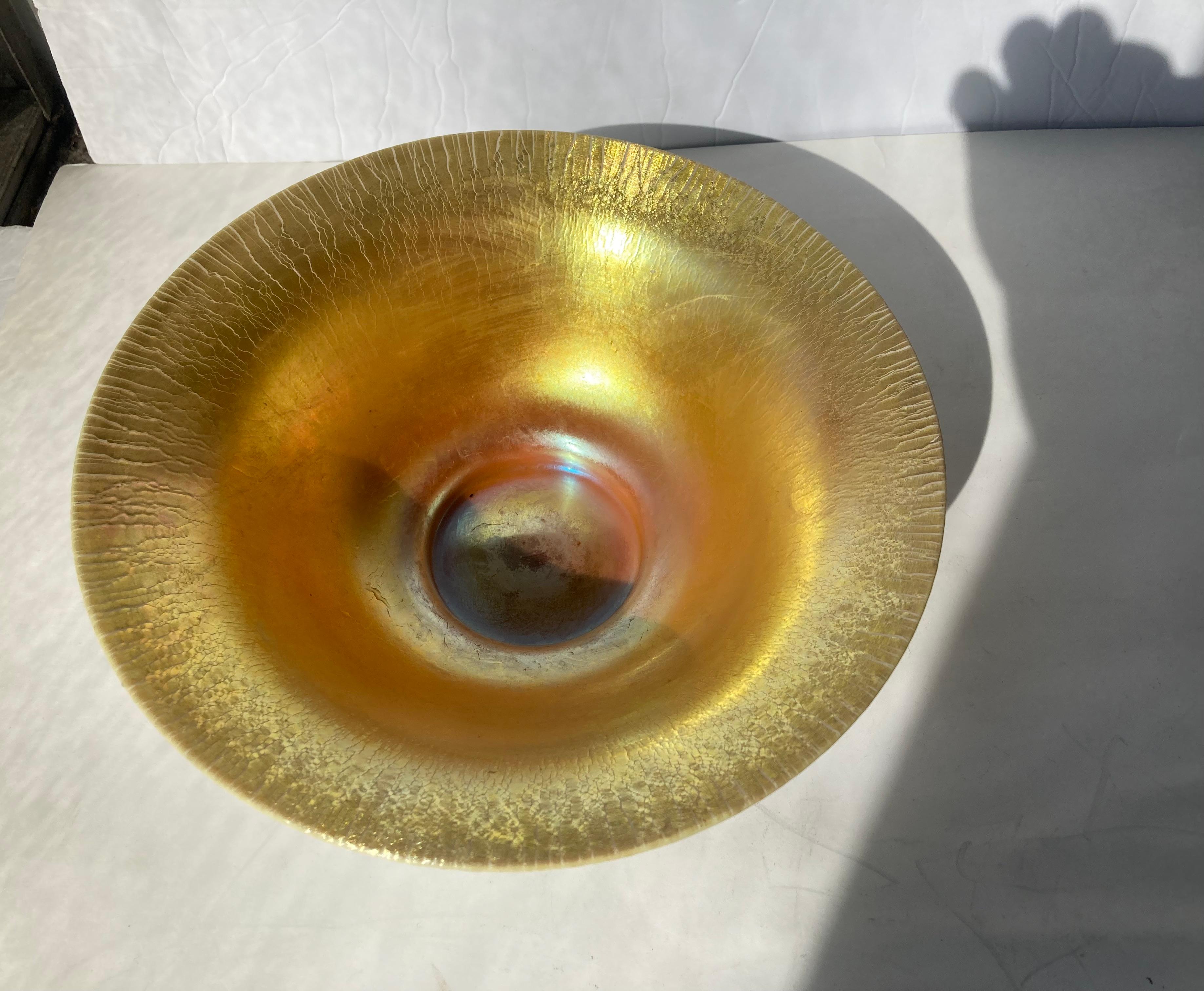 20ième siècle Bol / centre de table en verre Steuben Aurene dorée et calcite en vente