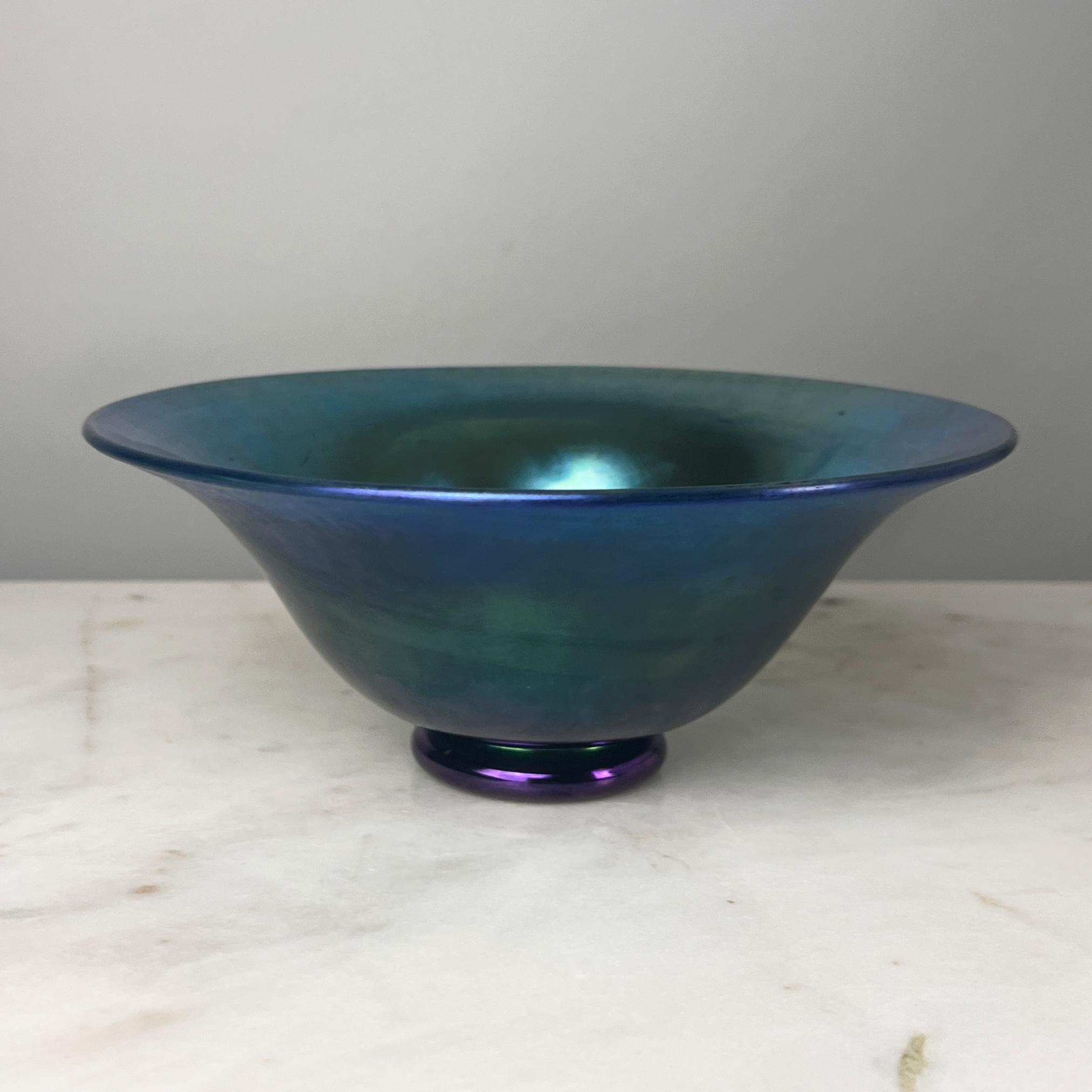 Arts and Crafts Ciotola Steuben Glass Works Blue Aurene #2851 in vendita