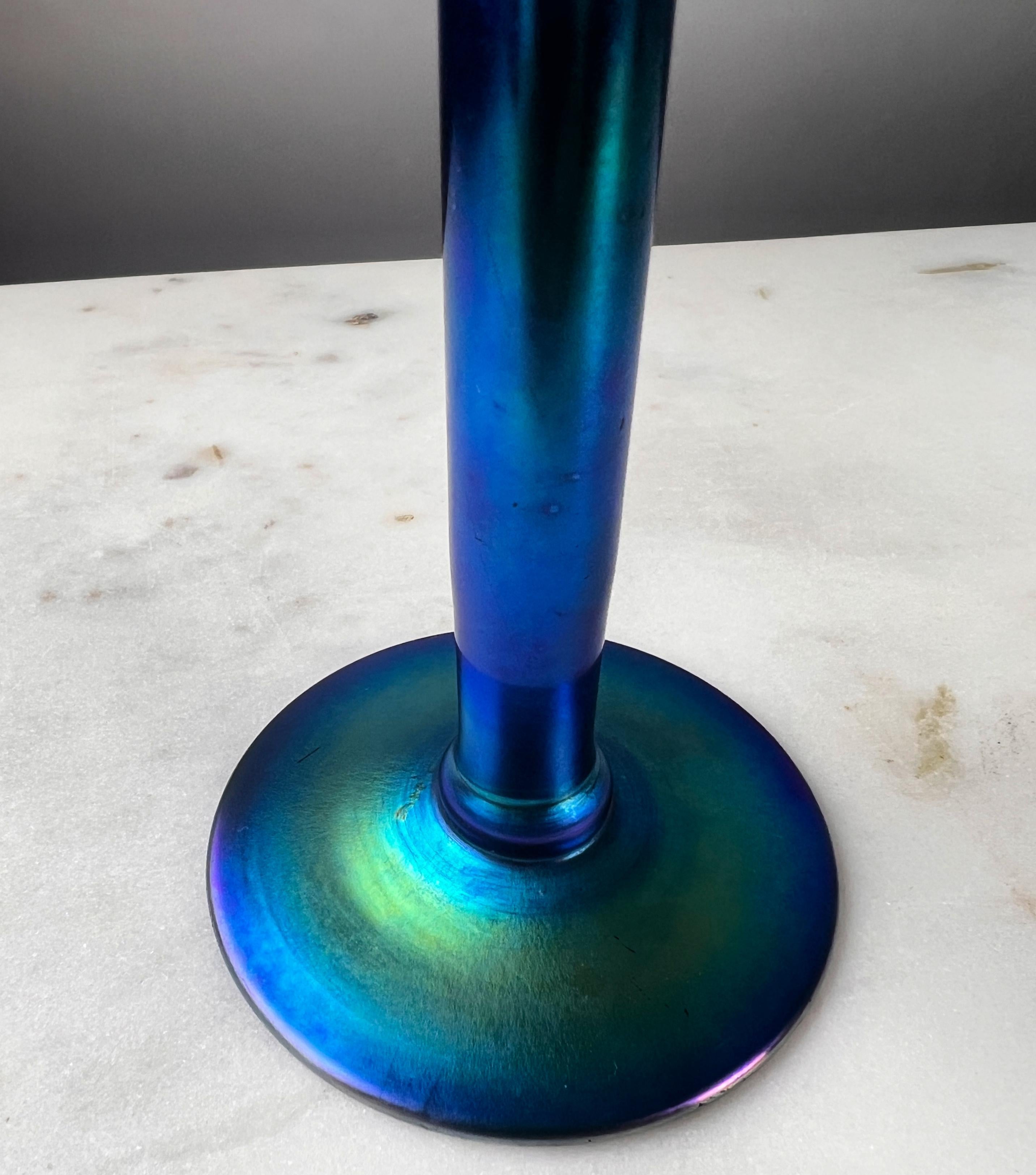 Arts and Crafts Steuben Glass Works Vase à bourgeons bleu Aurene #2556 en vente