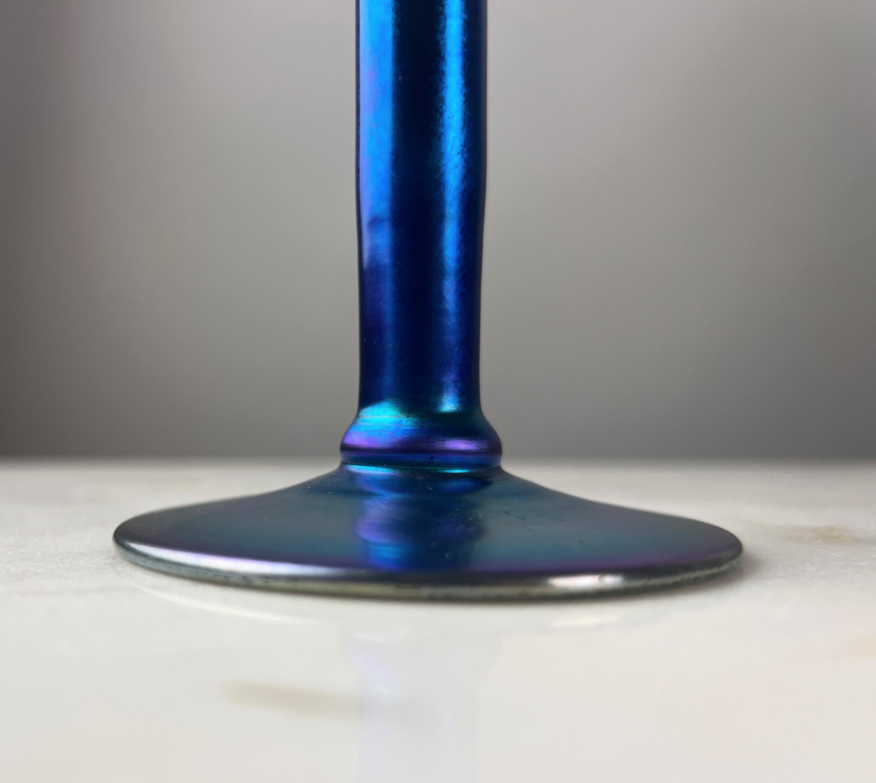 Américain Steuben Glass Works Vase à bourgeons bleu Aurene #2556 en vente