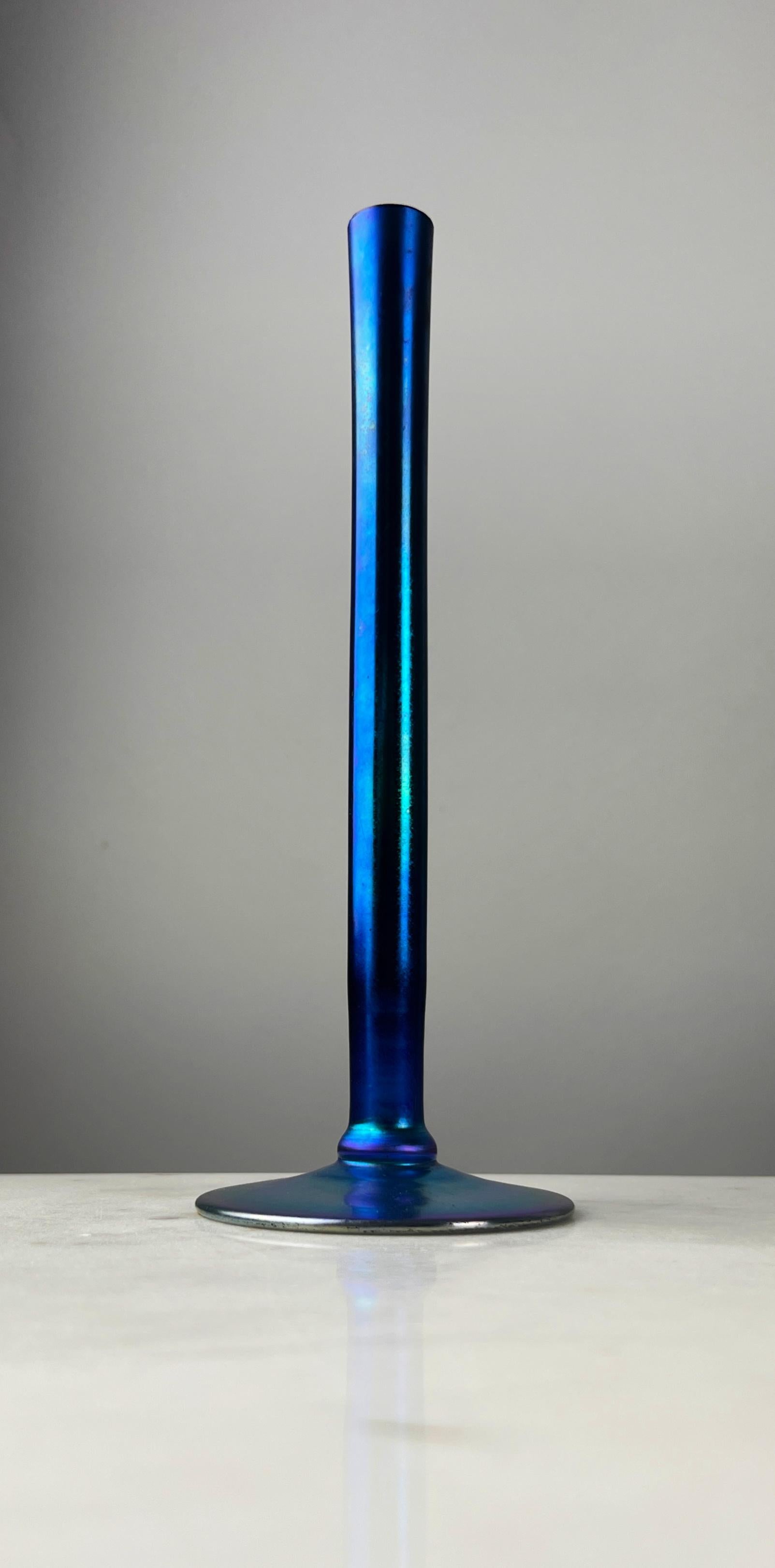 Steuben Glass Works Vase à bourgeons bleu Aurene #2556 Bon état - En vente à Bloomfield Hills, MI
