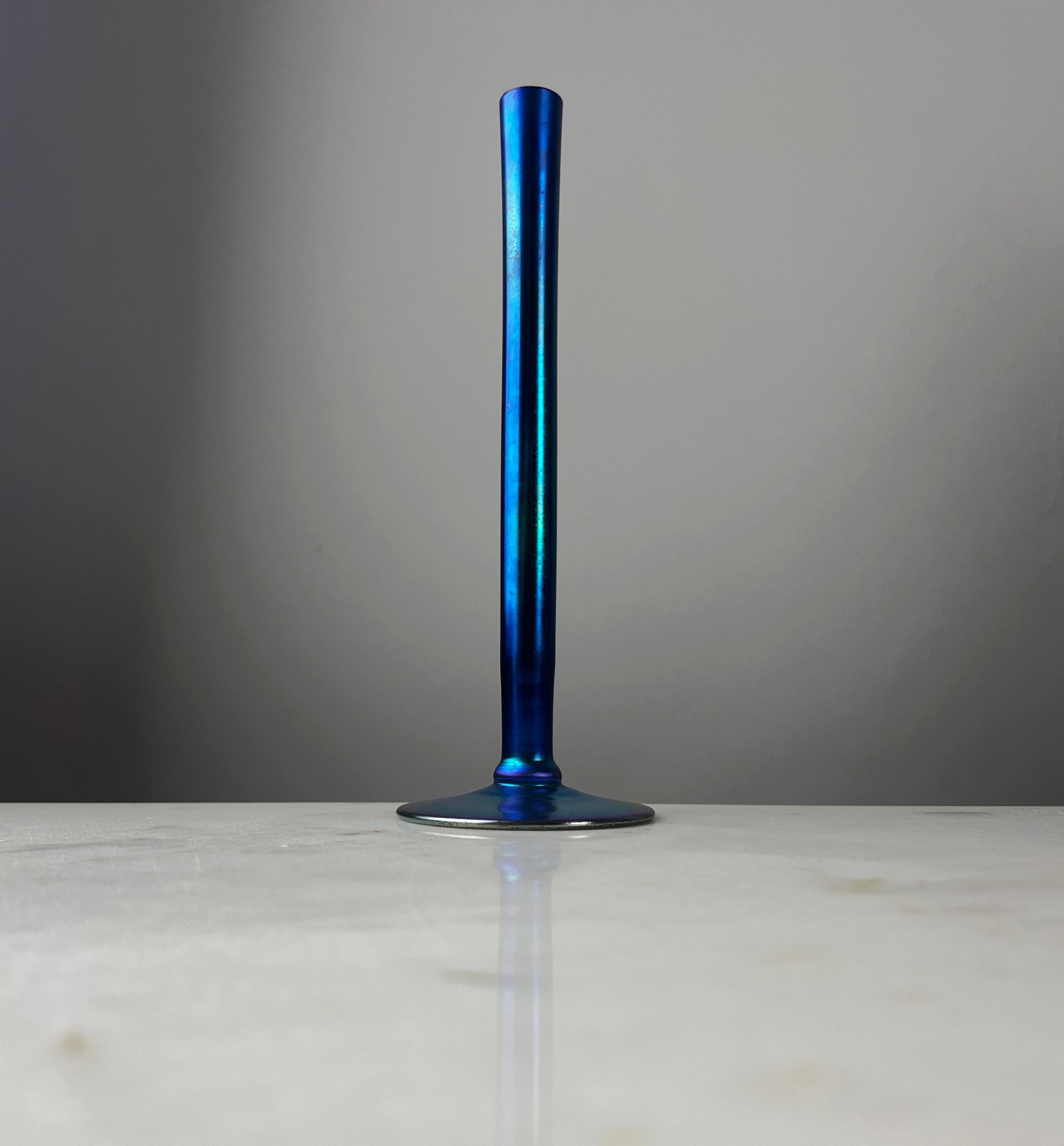 20ième siècle Steuben Glass Works Vase à bourgeons bleu Aurene #2556 en vente